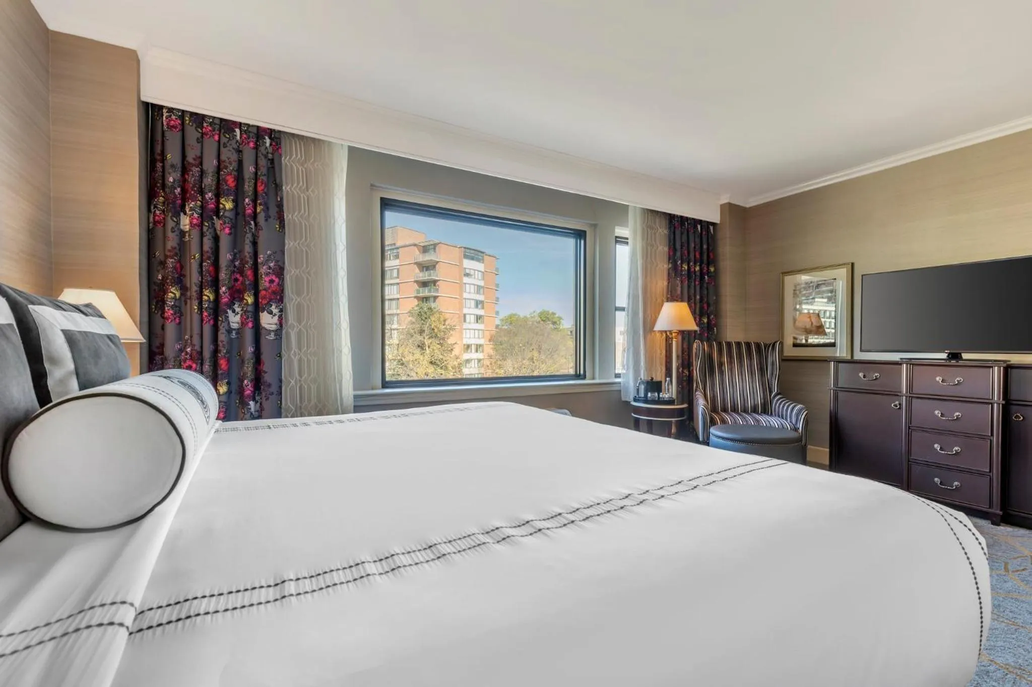 Photo of the whole room, Bed in Omni Shoreham Hotel