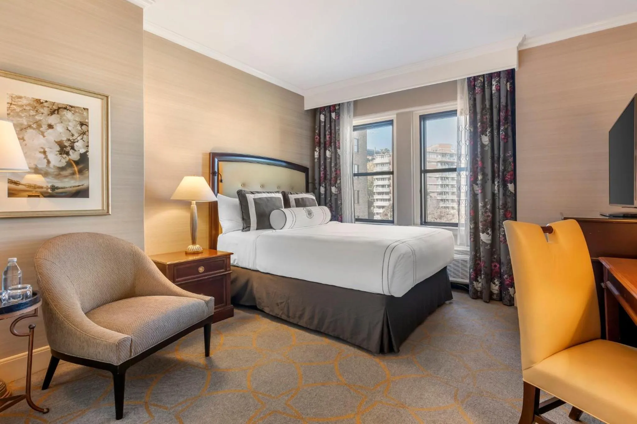 Photo of the whole room, Bed in Omni Shoreham Hotel