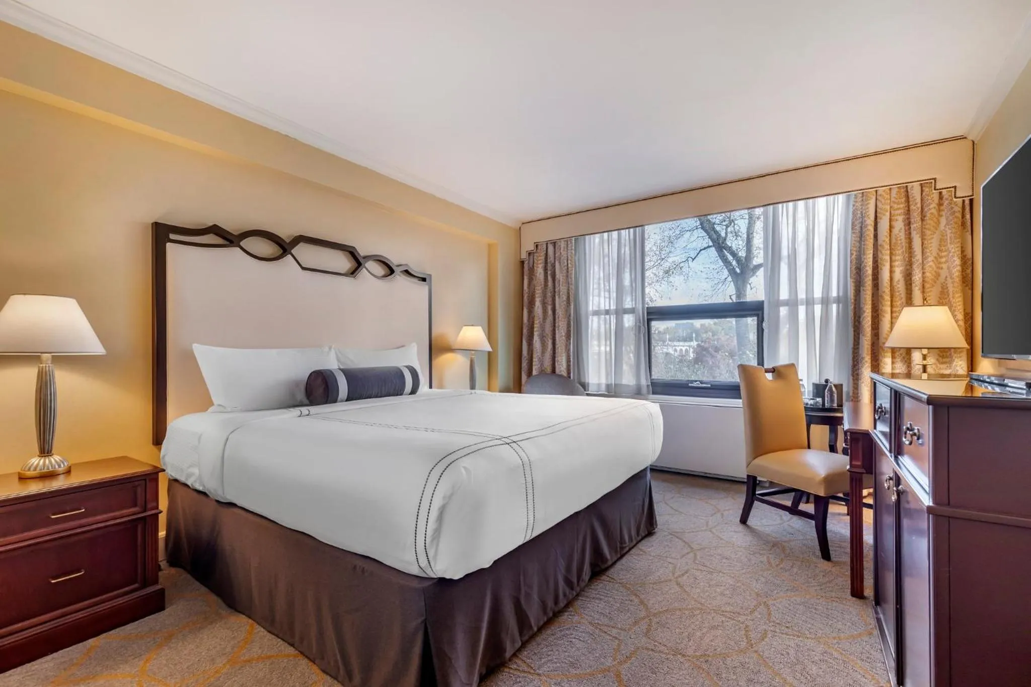 Photo of the whole room, Bed in Omni Shoreham Hotel