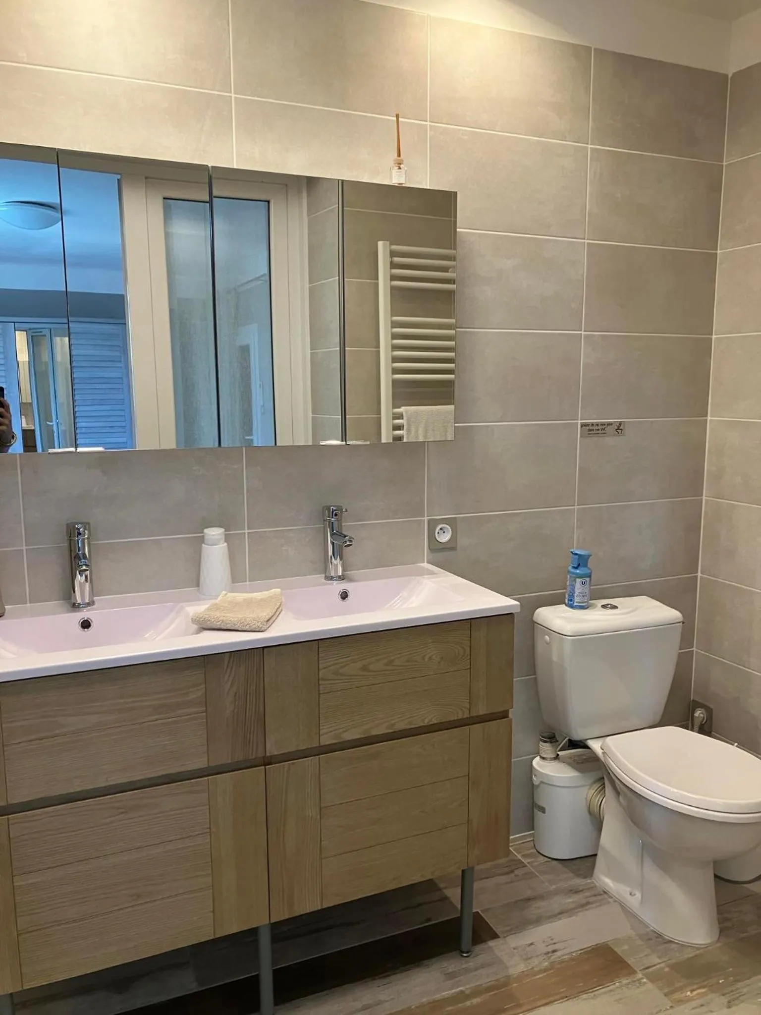 Toilet in HISTOIRE D'Ô - Les Piscines - Chambres d'hôtes