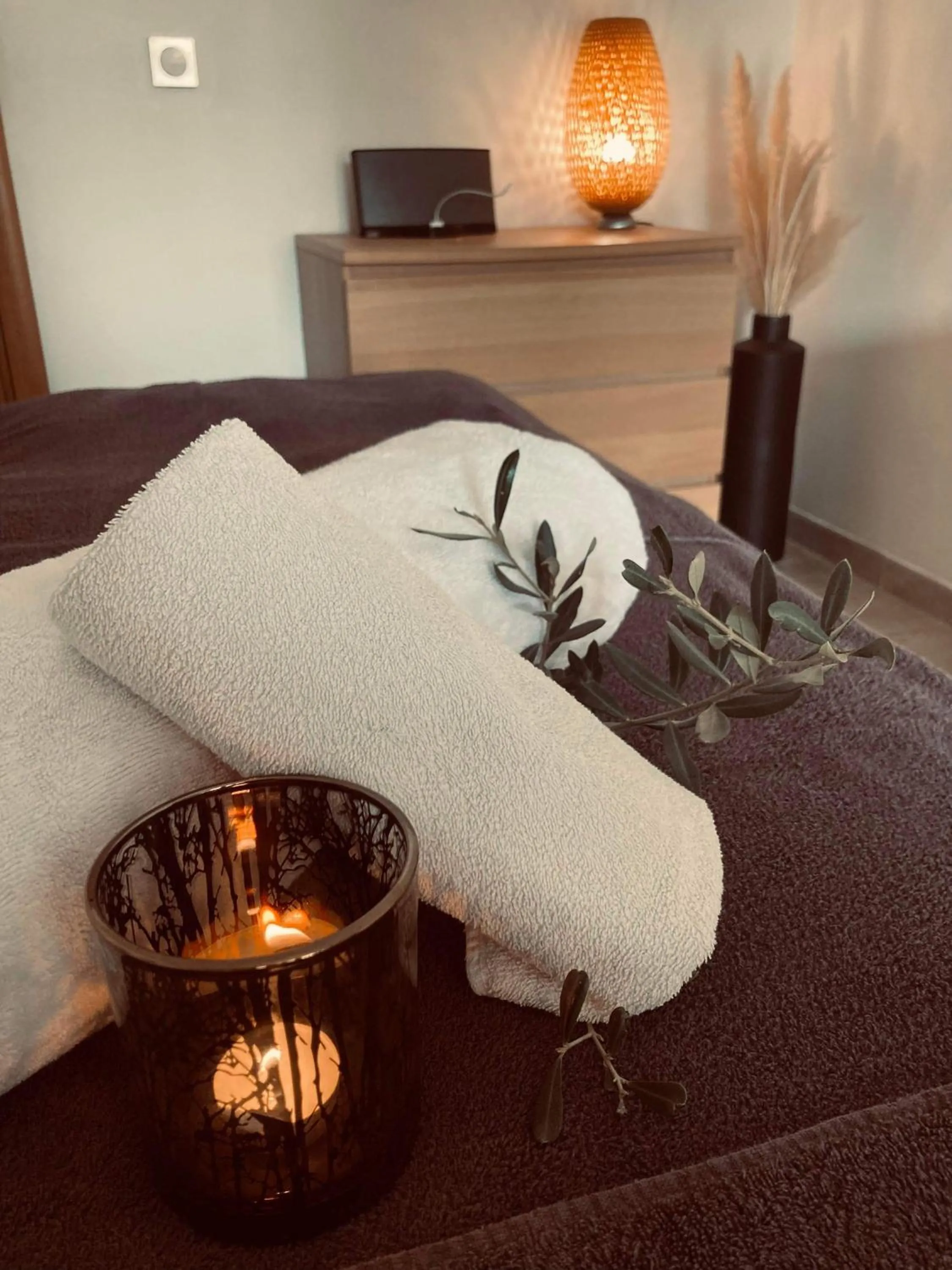 Massage, Bed in HISTOIRE D'Ô - Les Piscines - Chambres d'hôtes