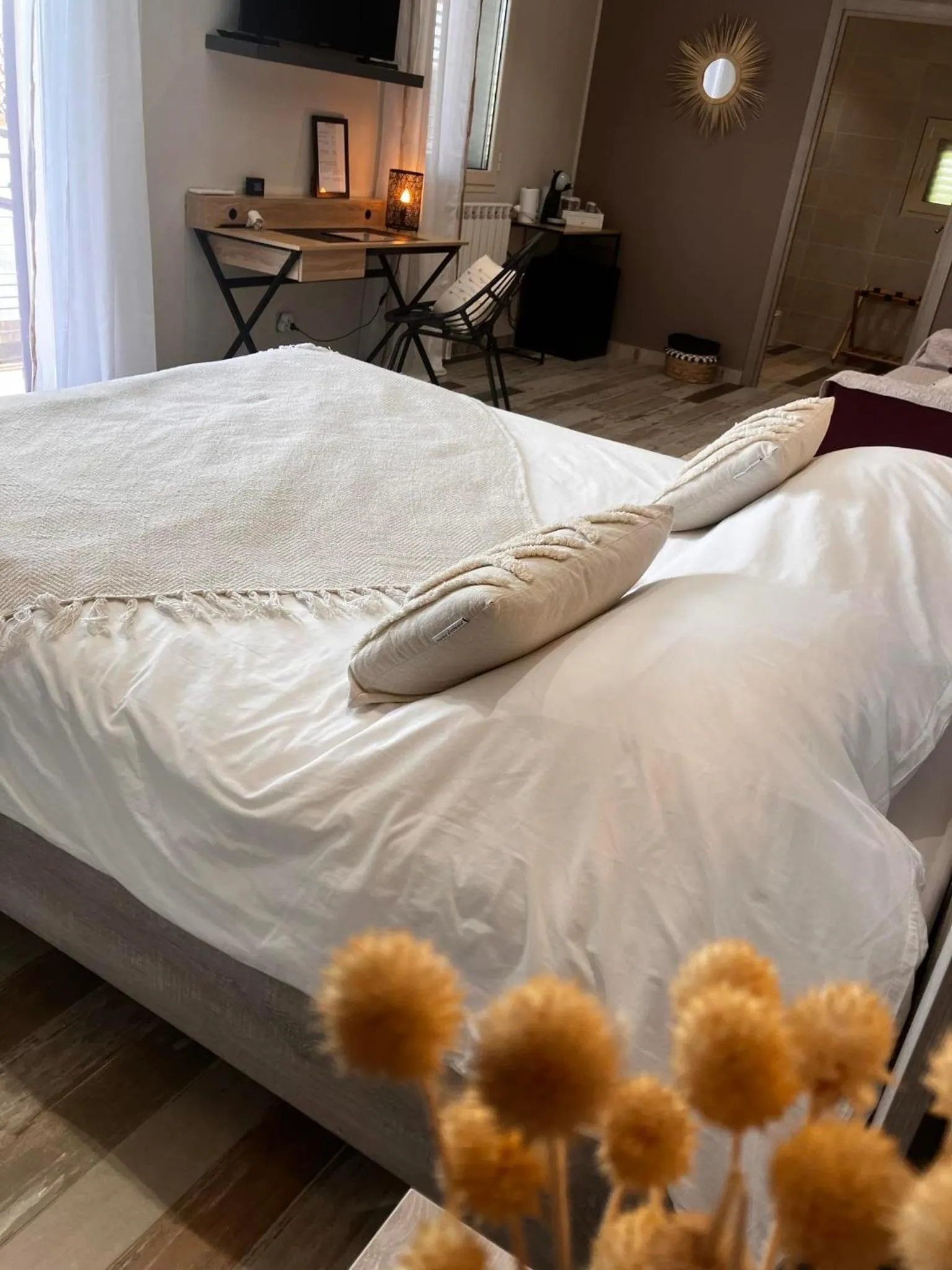 Bed in HISTOIRE D'Ô - Les Piscines - Chambres d'hôtes