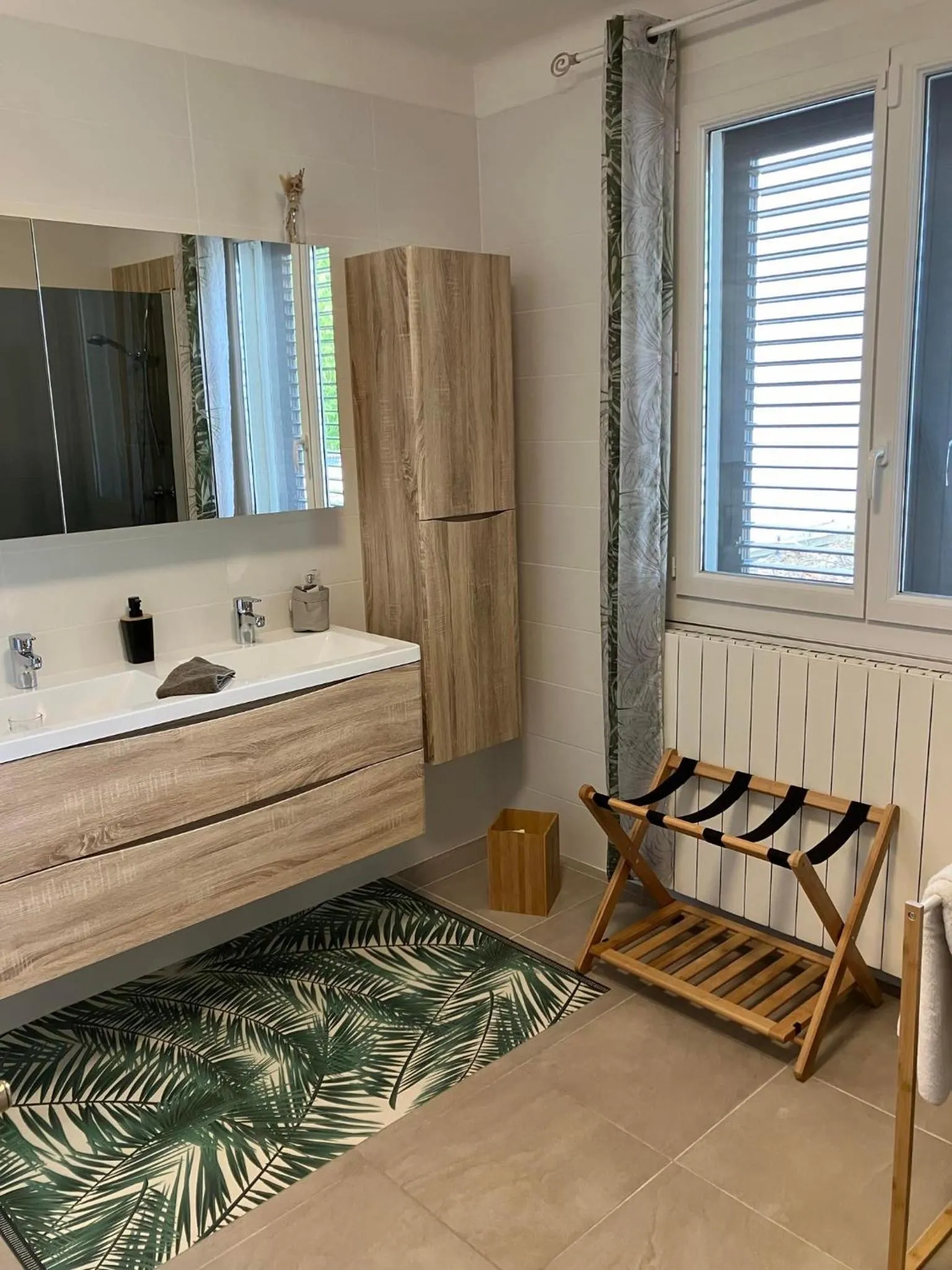 Bathroom in HISTOIRE D'Ô - Les Piscines - Chambres d'hôtes