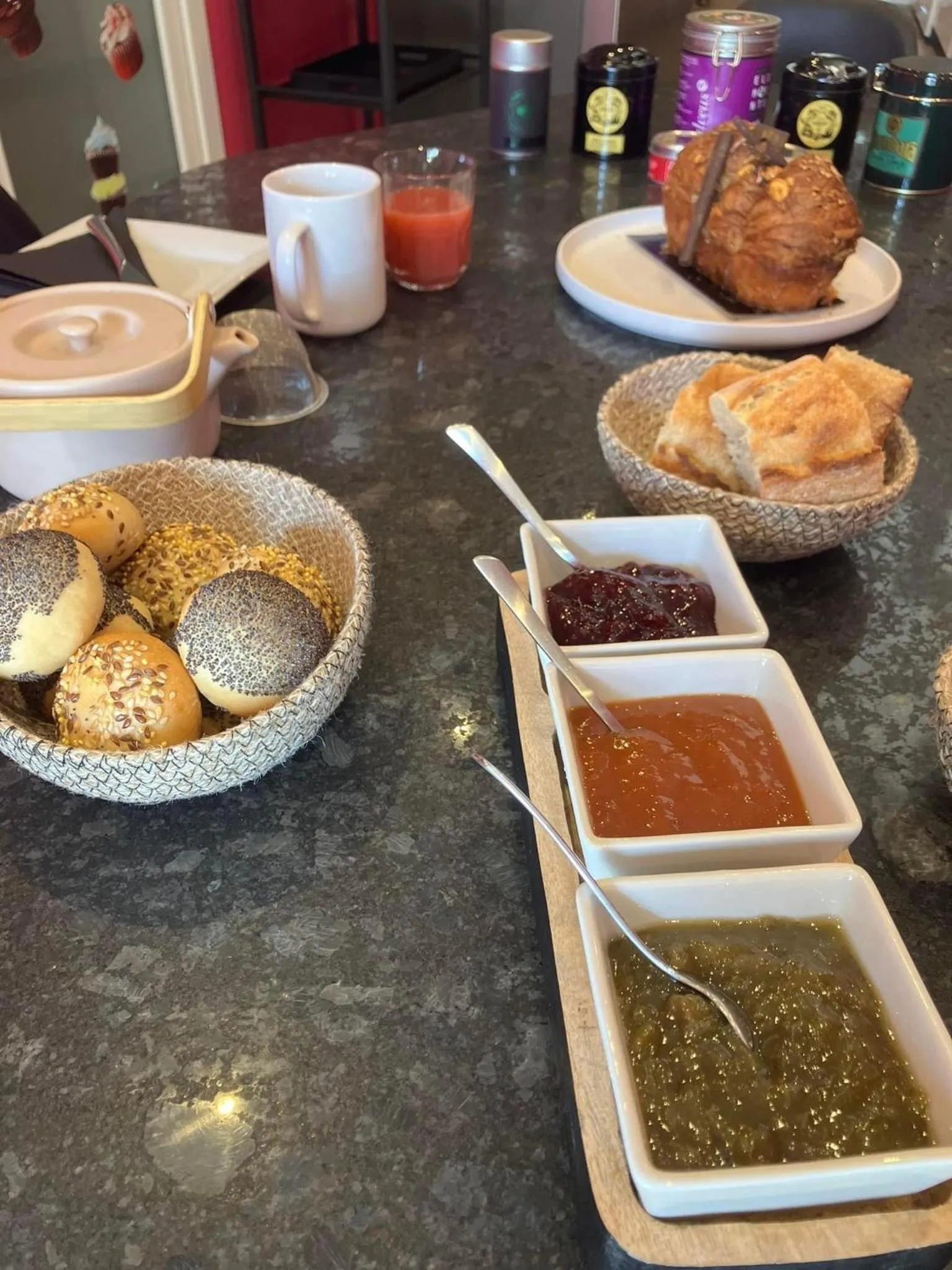 Breakfast in HISTOIRE D'Ô - Les Piscines - Chambres d'hôtes
