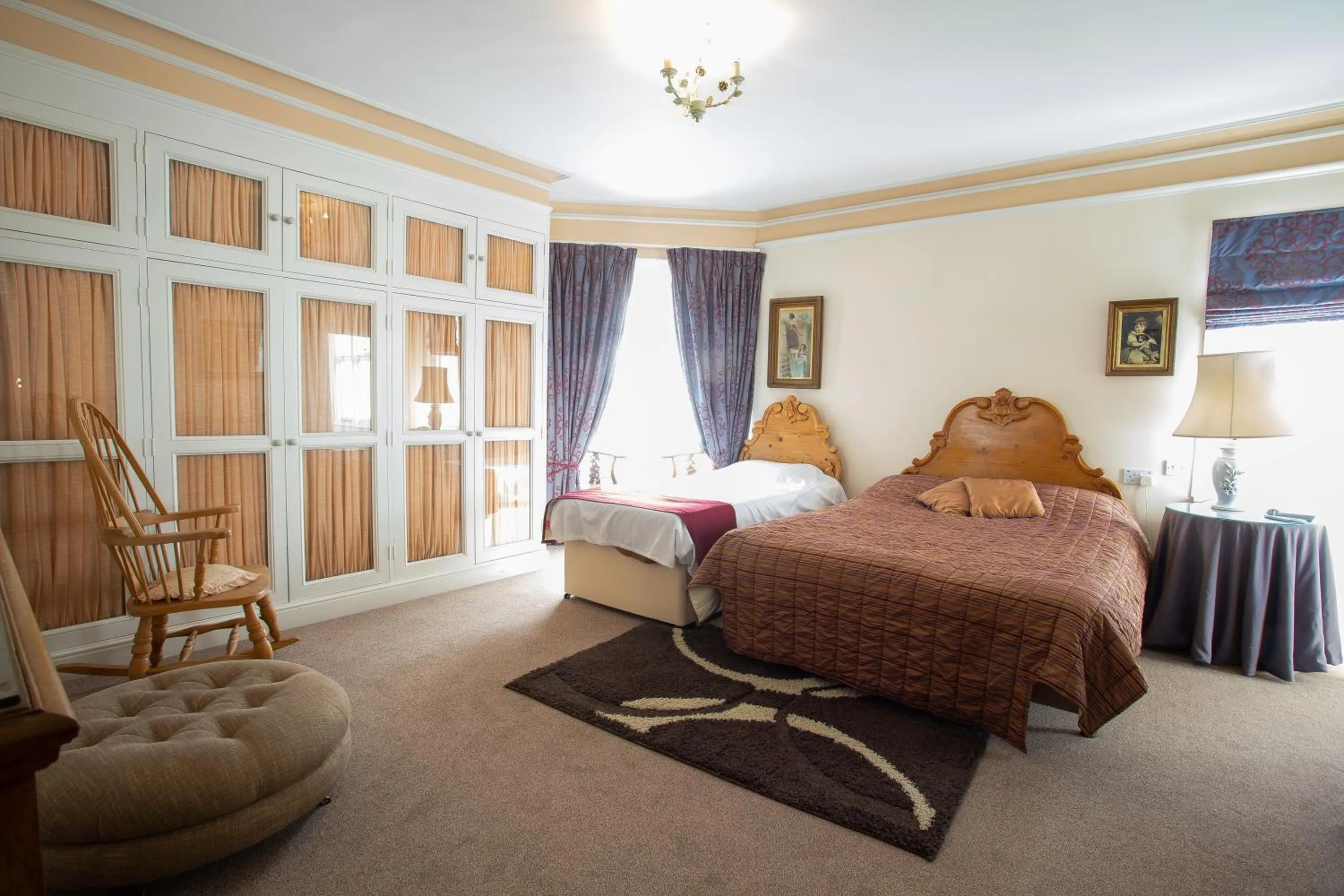 Photo of the whole room, Bed in Fines Bayliwick Hotel