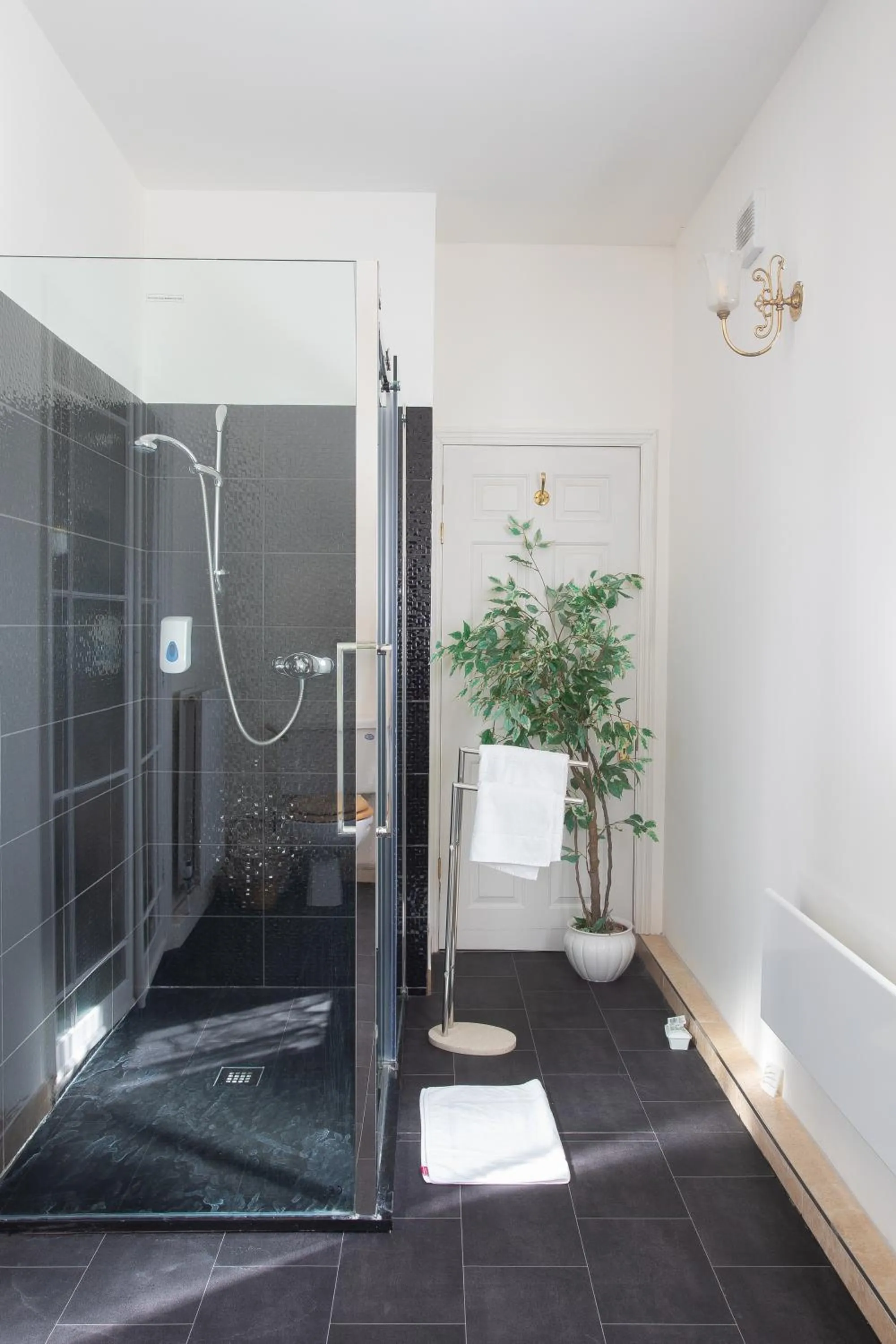 Bathroom in Fines Bayliwick Hotel