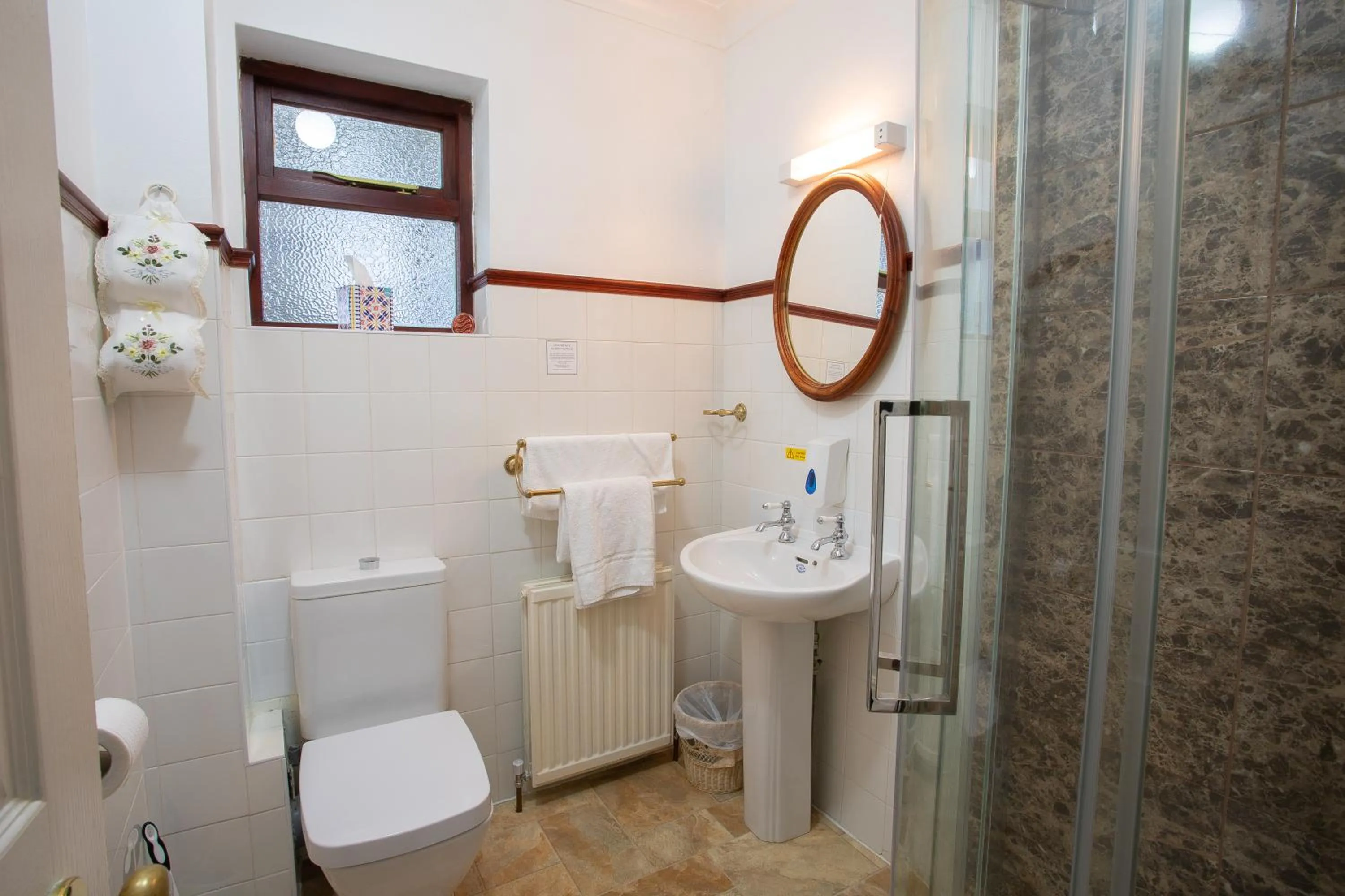 Bathroom in Fines Bayliwick Hotel