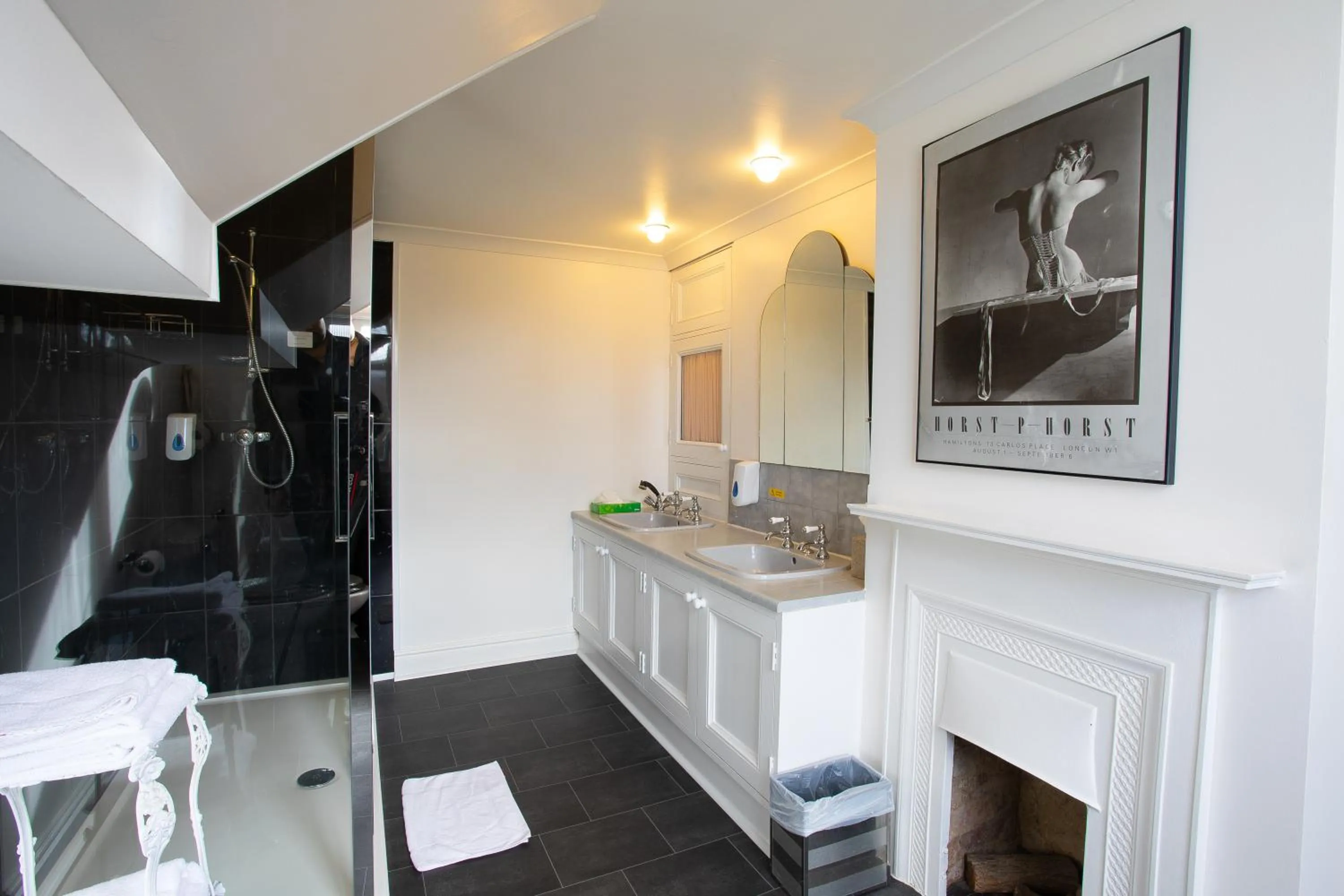 Bathroom in Fines Bayliwick Hotel