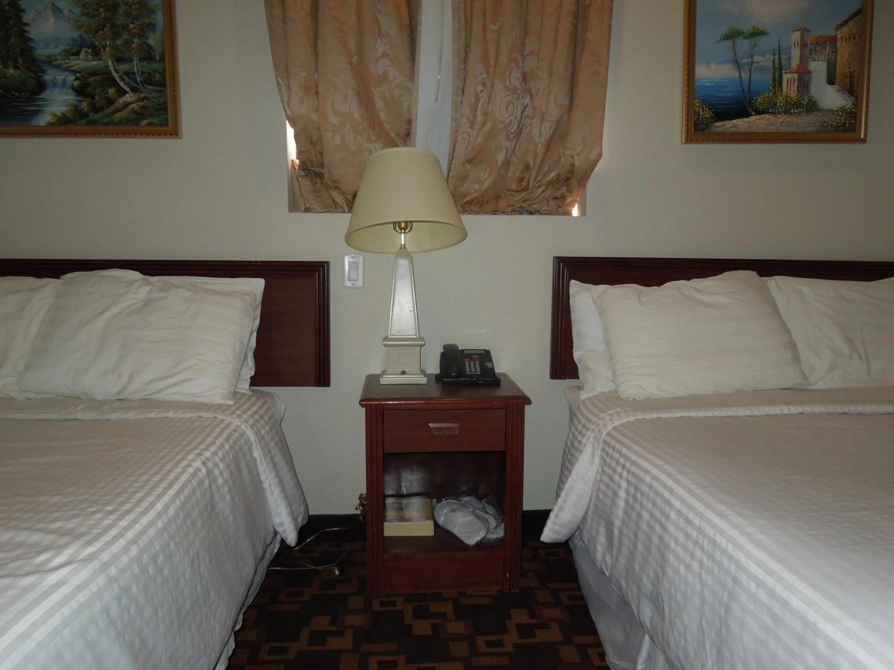 Bed, Seating Area in Windsor Hotel