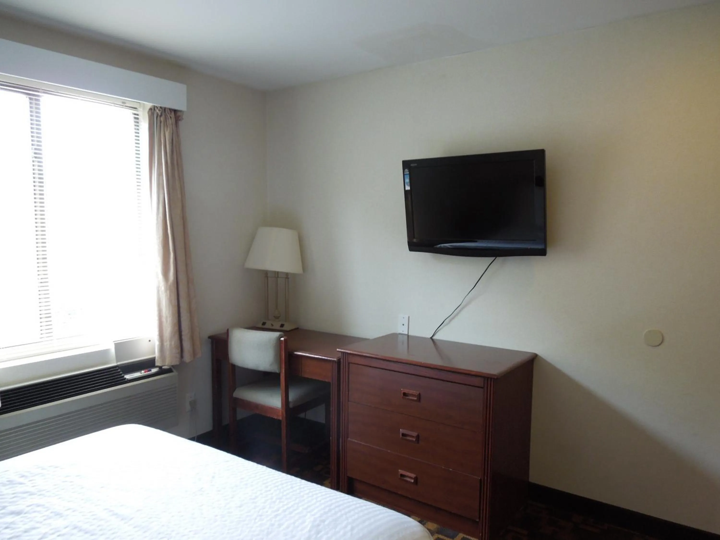 TV and multimedia, TV/Entertainment Center in Windsor Hotel