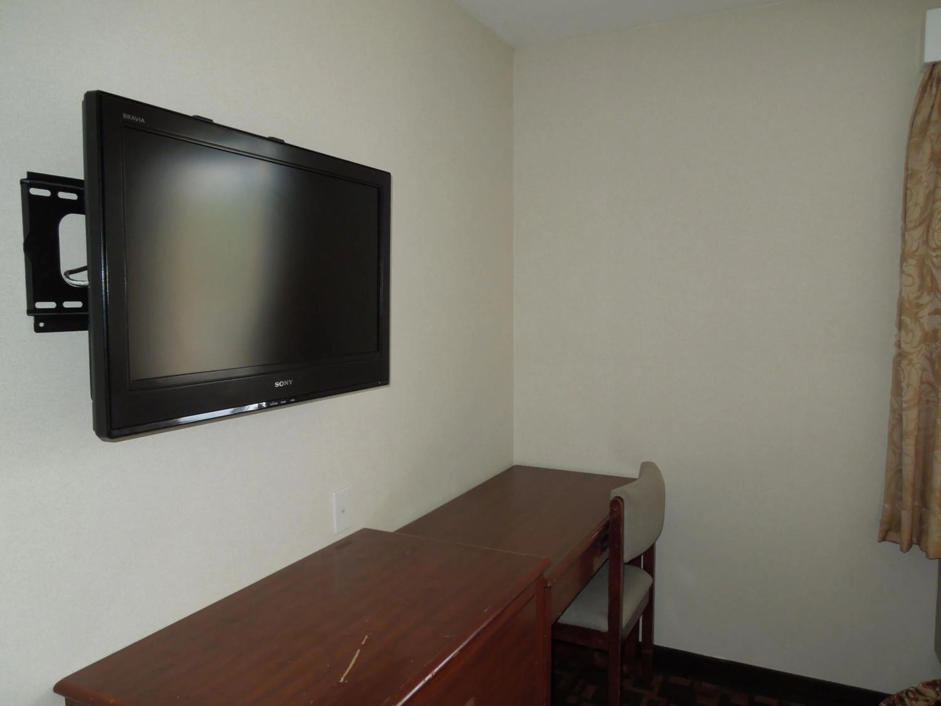 TV and multimedia, TV/Entertainment Center in Windsor Hotel