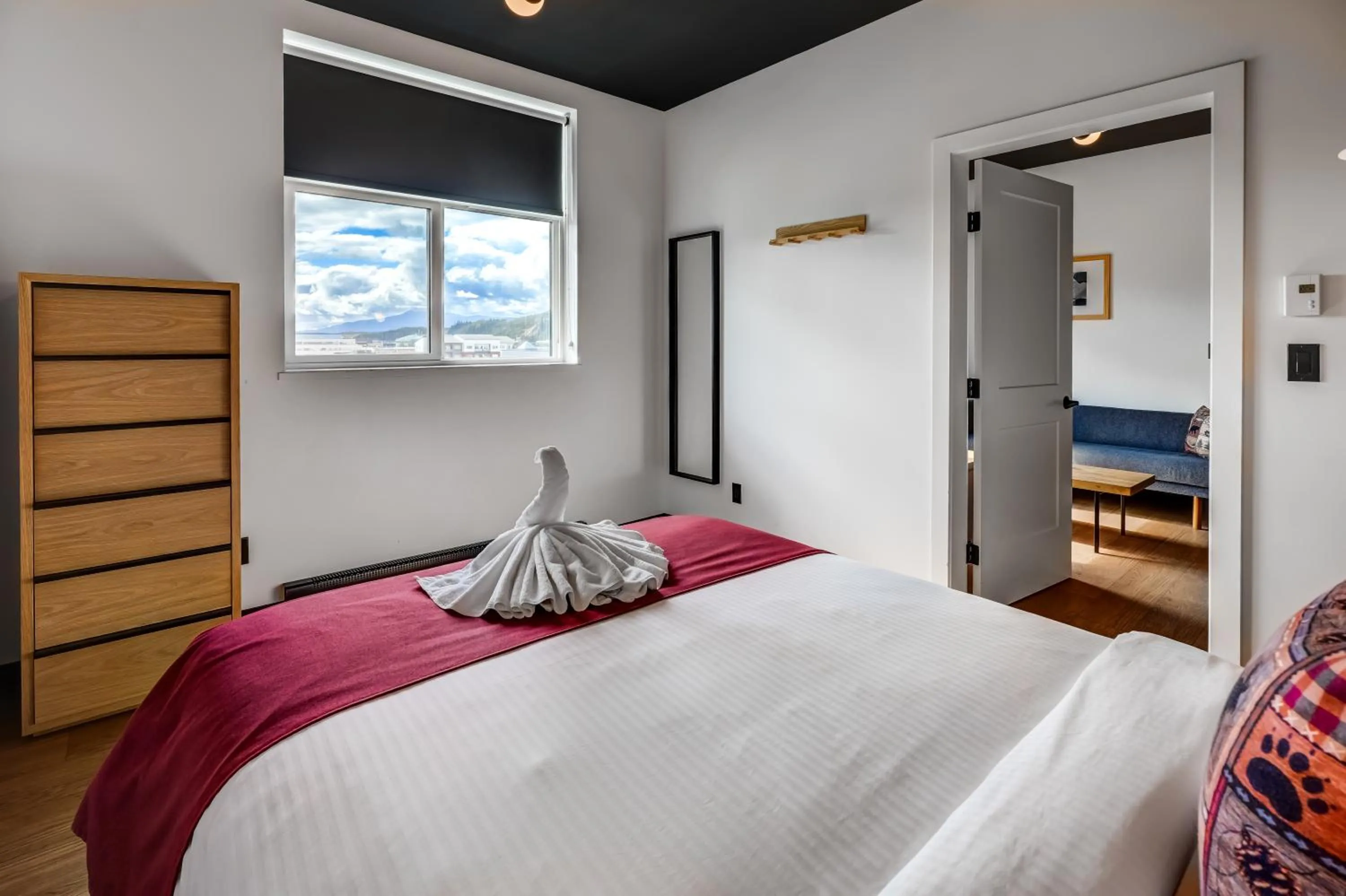 Bedroom, Bed in Raven Inn Whitehorse