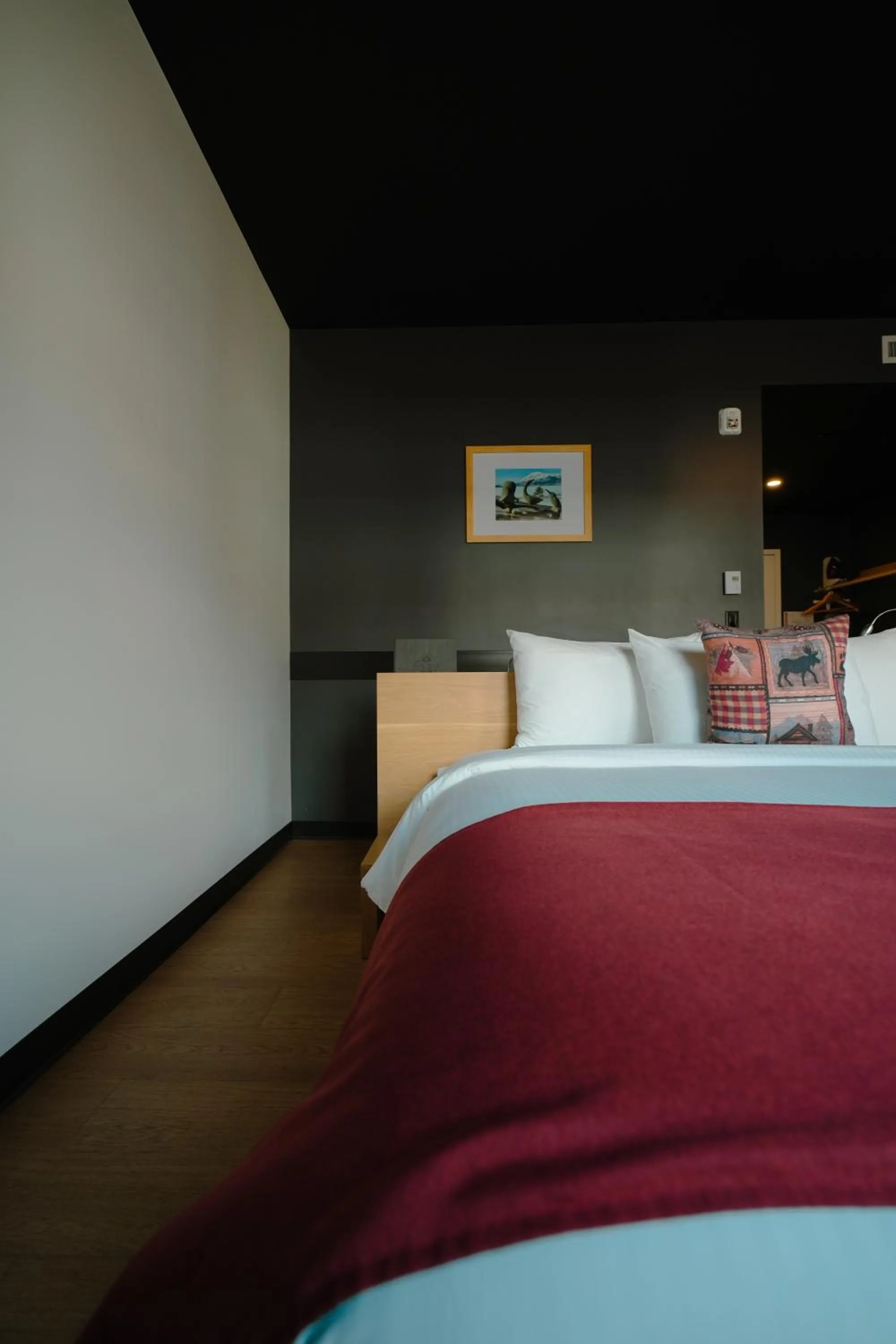 Bedroom, Bed in Raven Inn Whitehorse