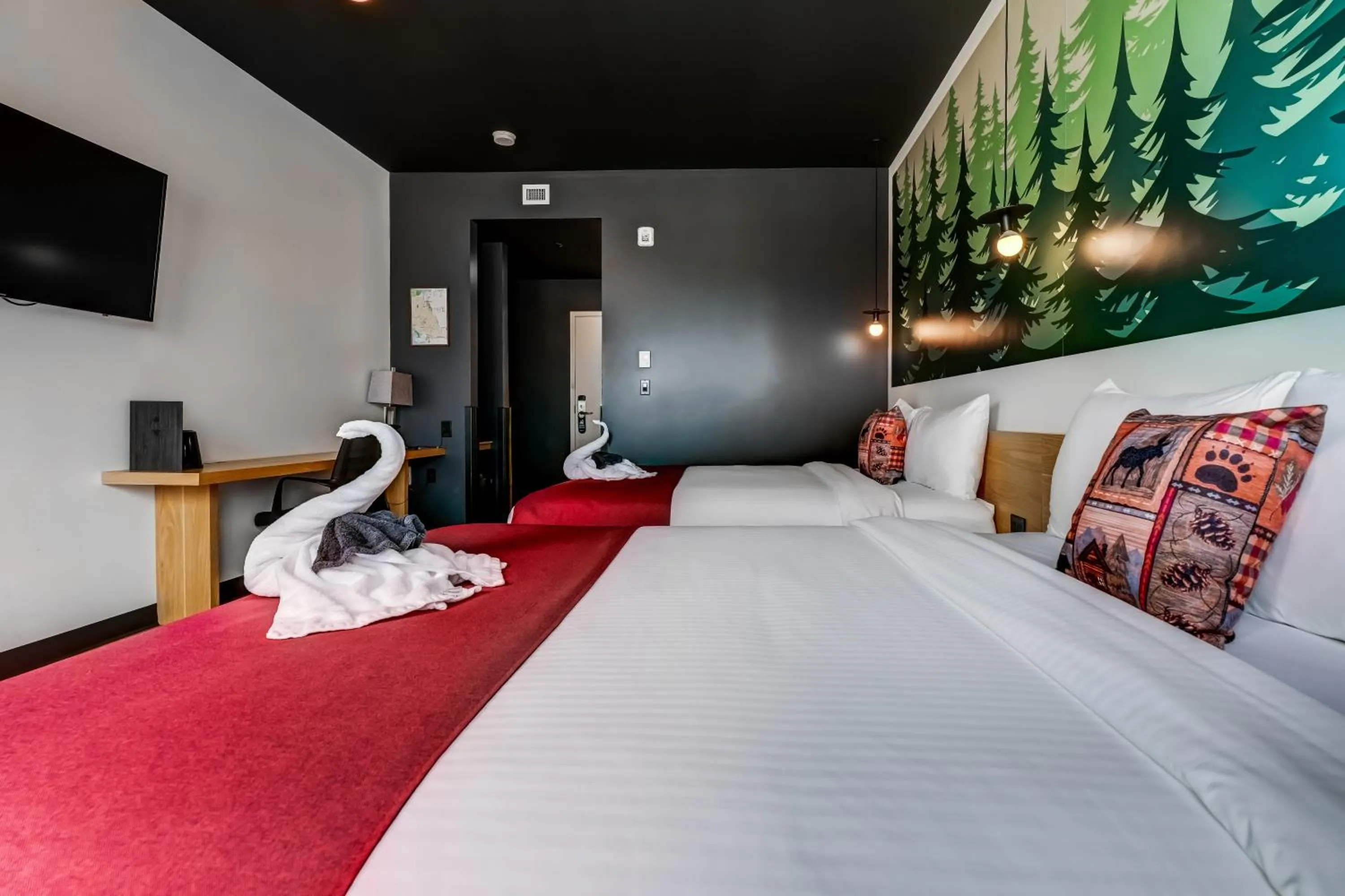 Photo of the whole room, Bed in Raven Inn Whitehorse