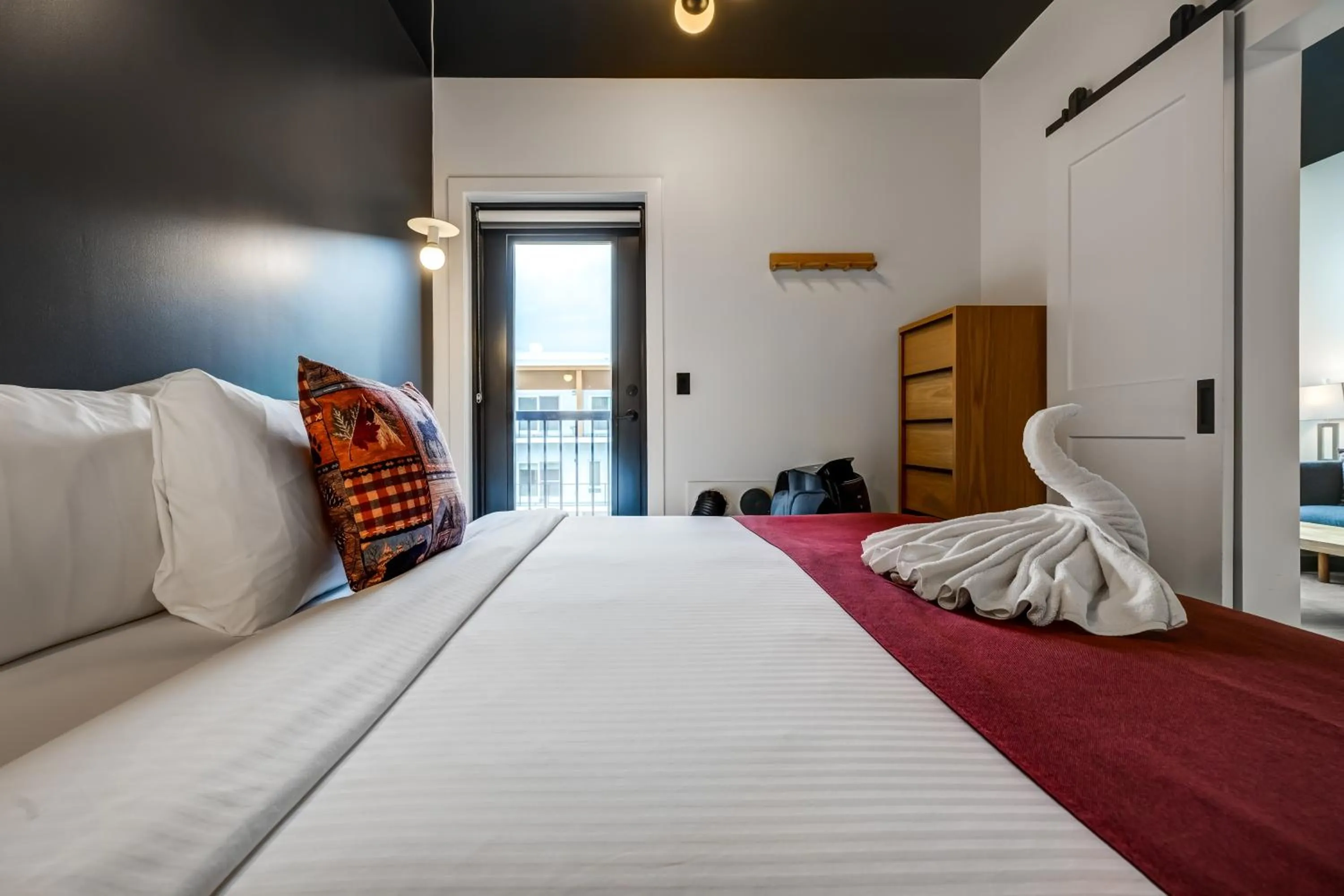 Bedroom, Bed in Raven Inn Whitehorse