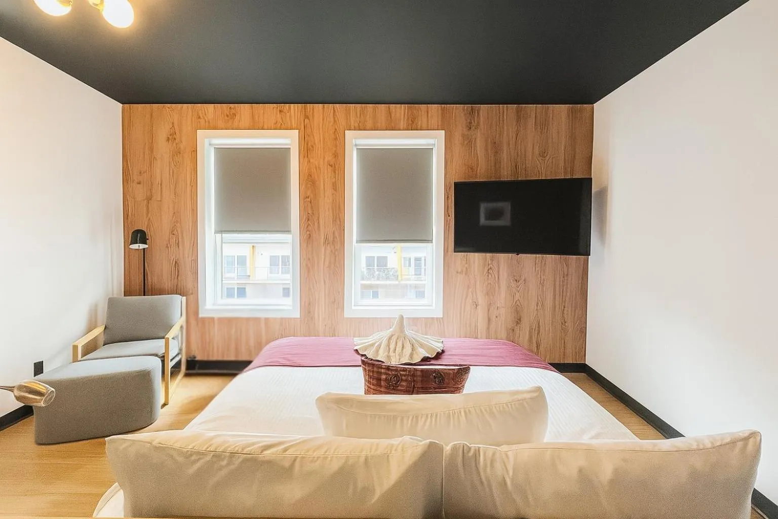 Superior King Room in Raven Inn Whitehorse