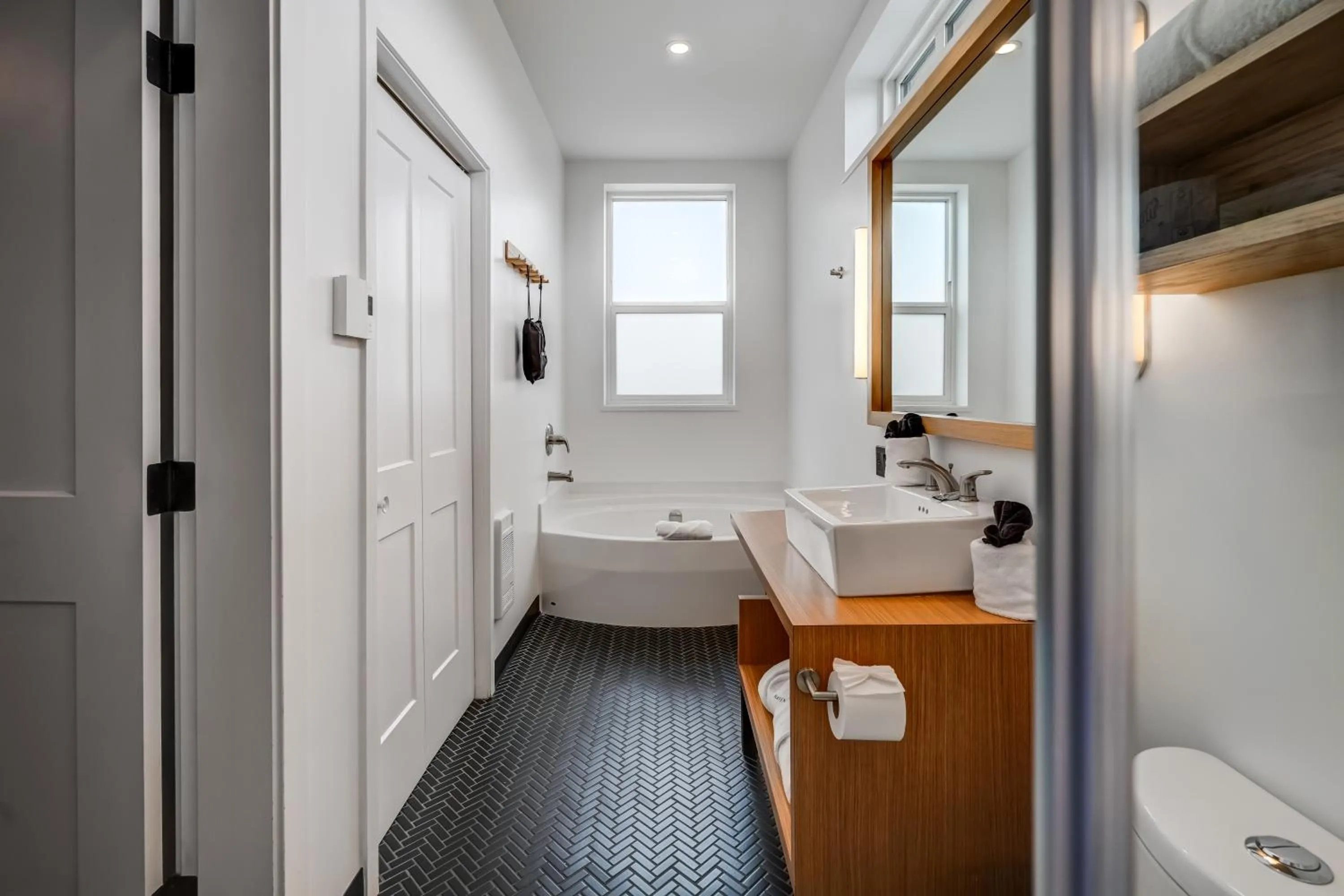 Toilet, Bed in Raven Inn Whitehorse