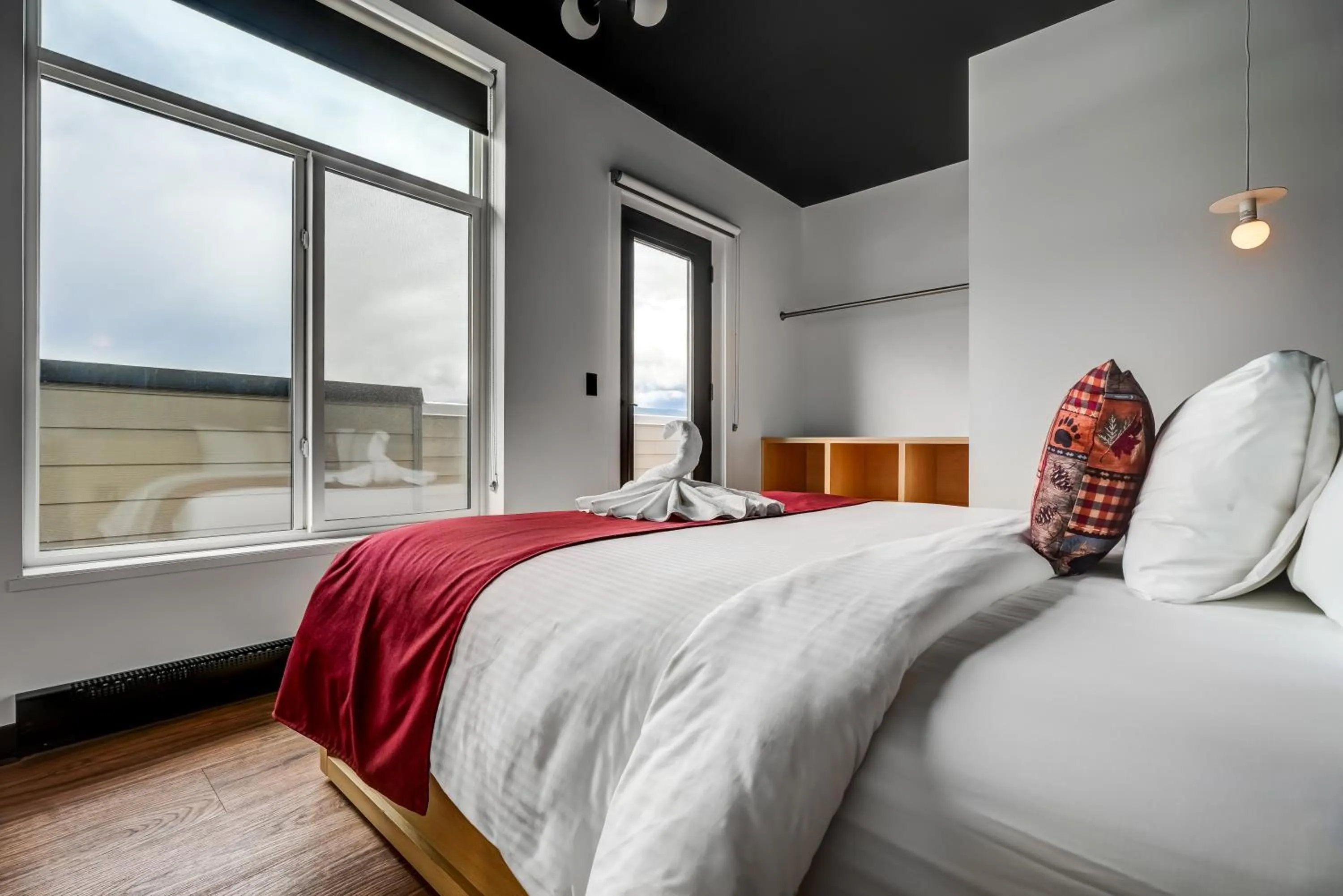 Bedroom, Bed in Raven Inn Whitehorse