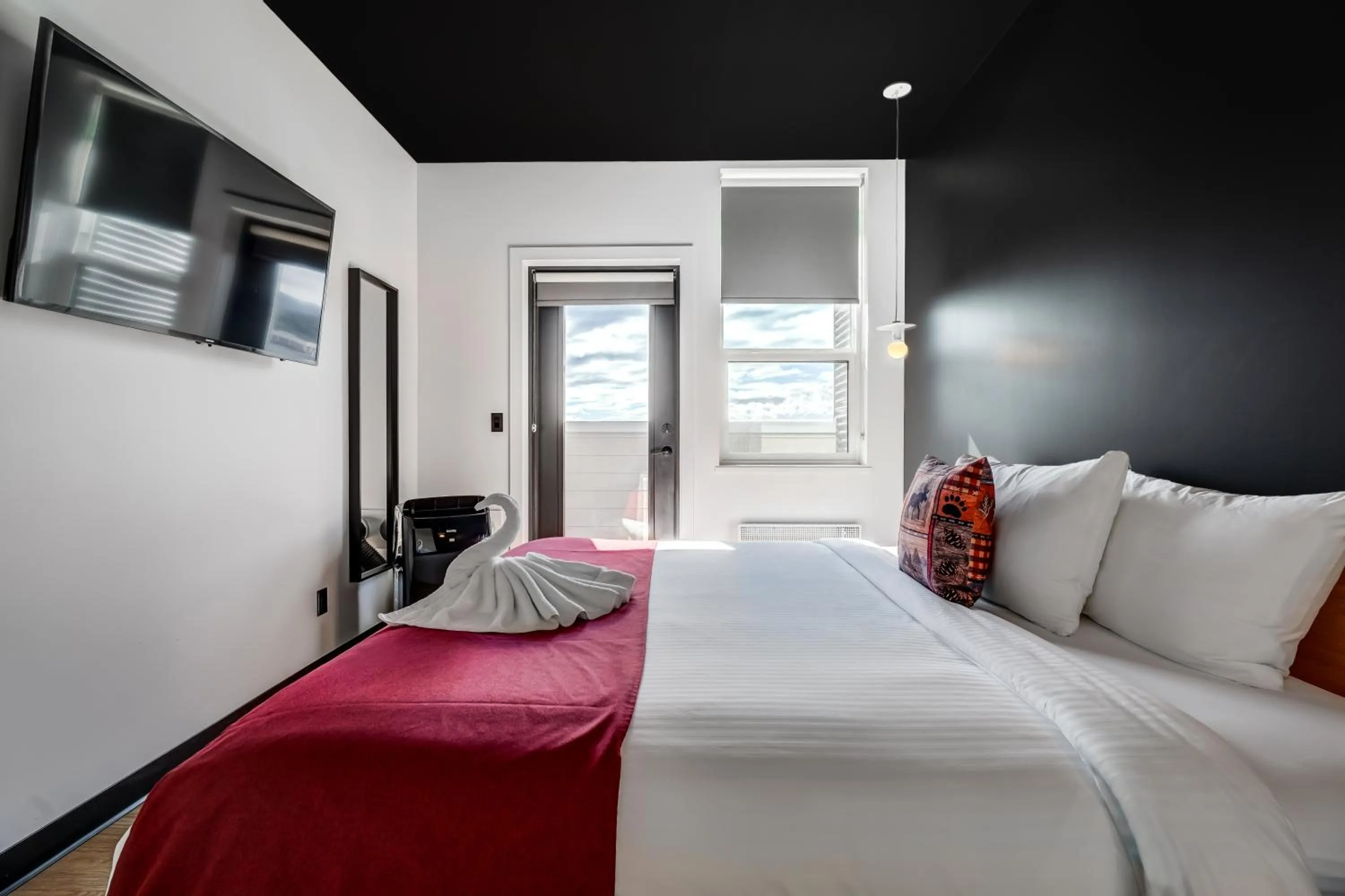 Bedroom, Bed in Raven Inn Whitehorse