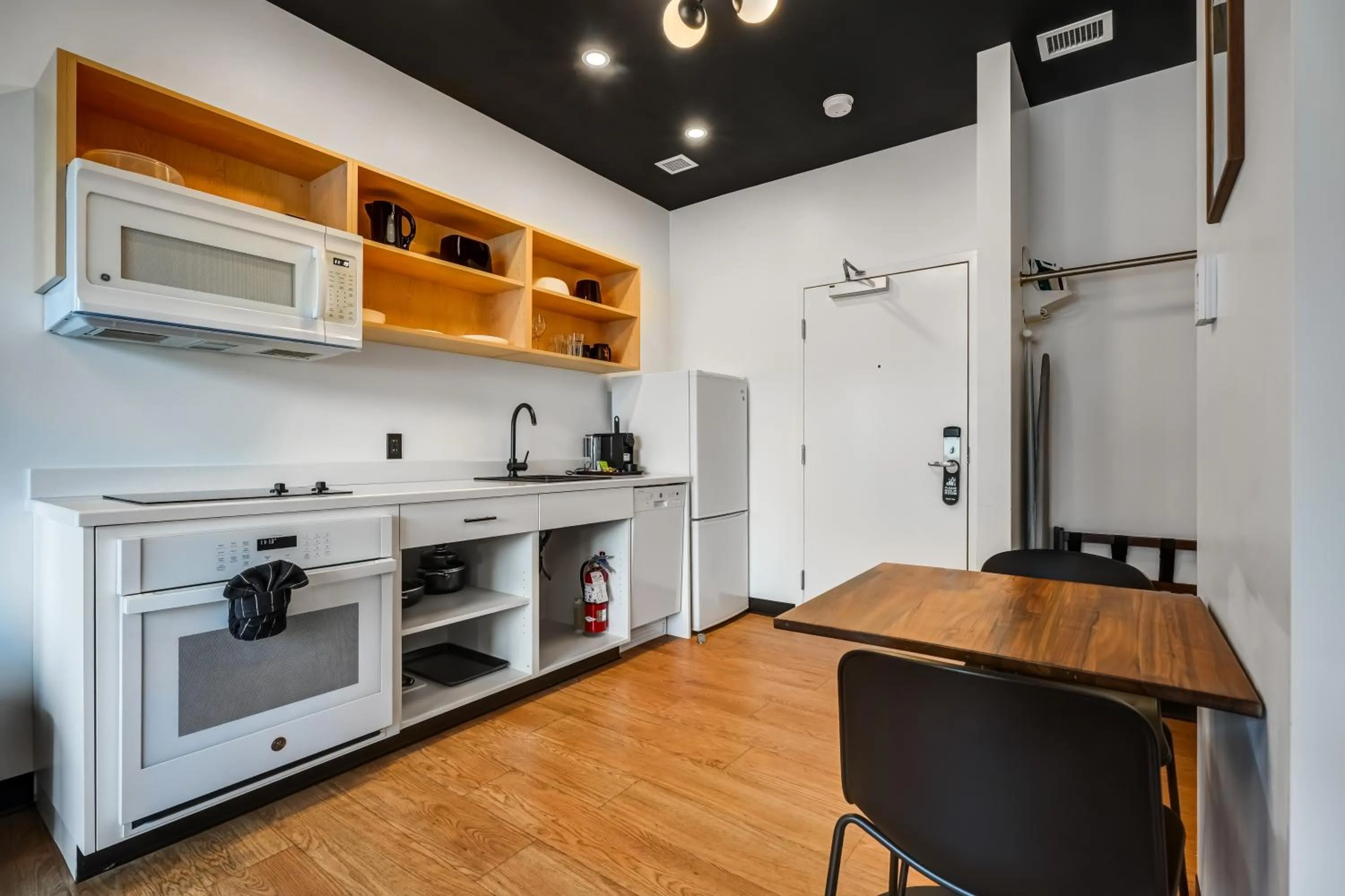 Kitchen or kitchenette in Raven Inn Whitehorse