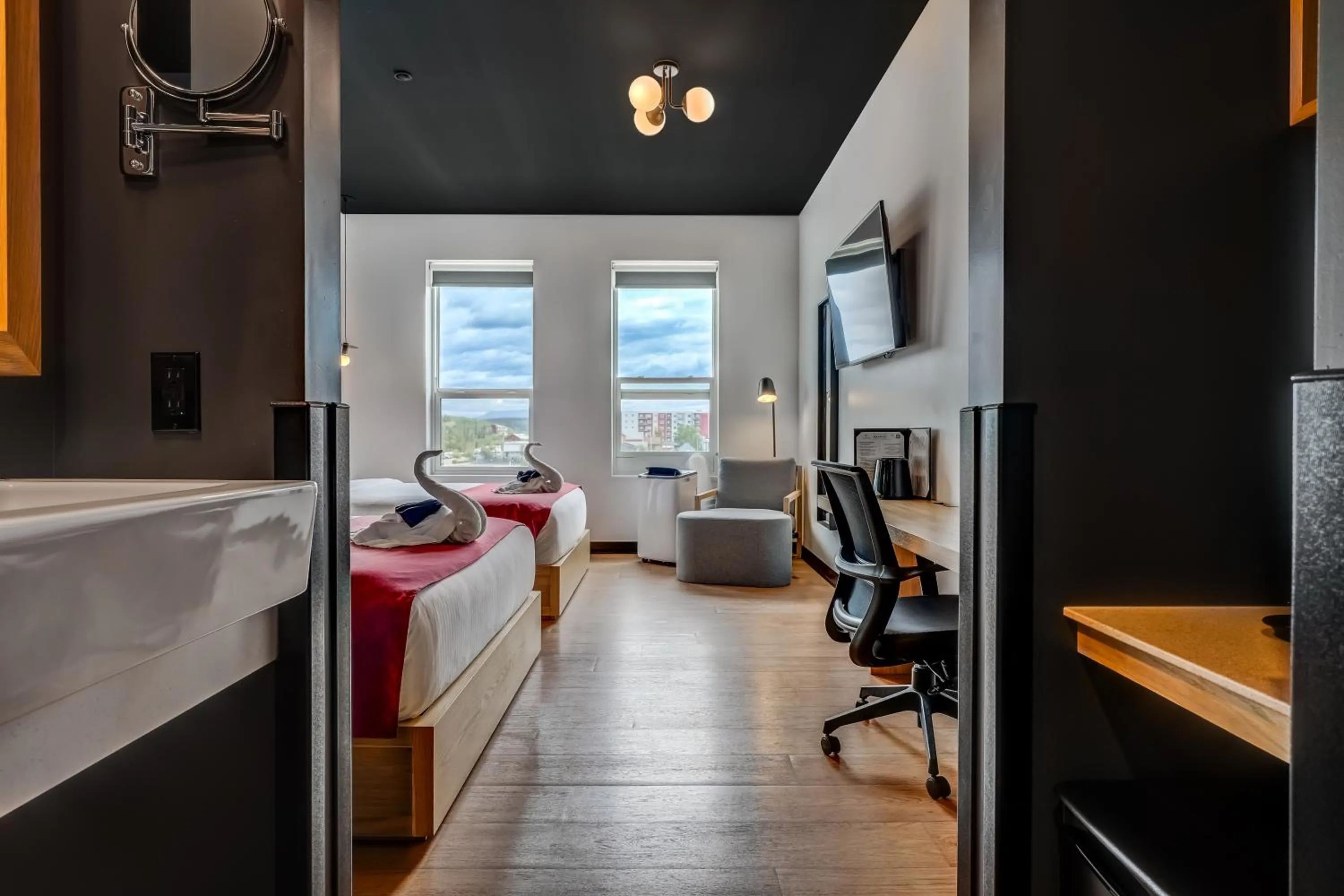 TV and multimedia, Bed in Raven Inn Whitehorse