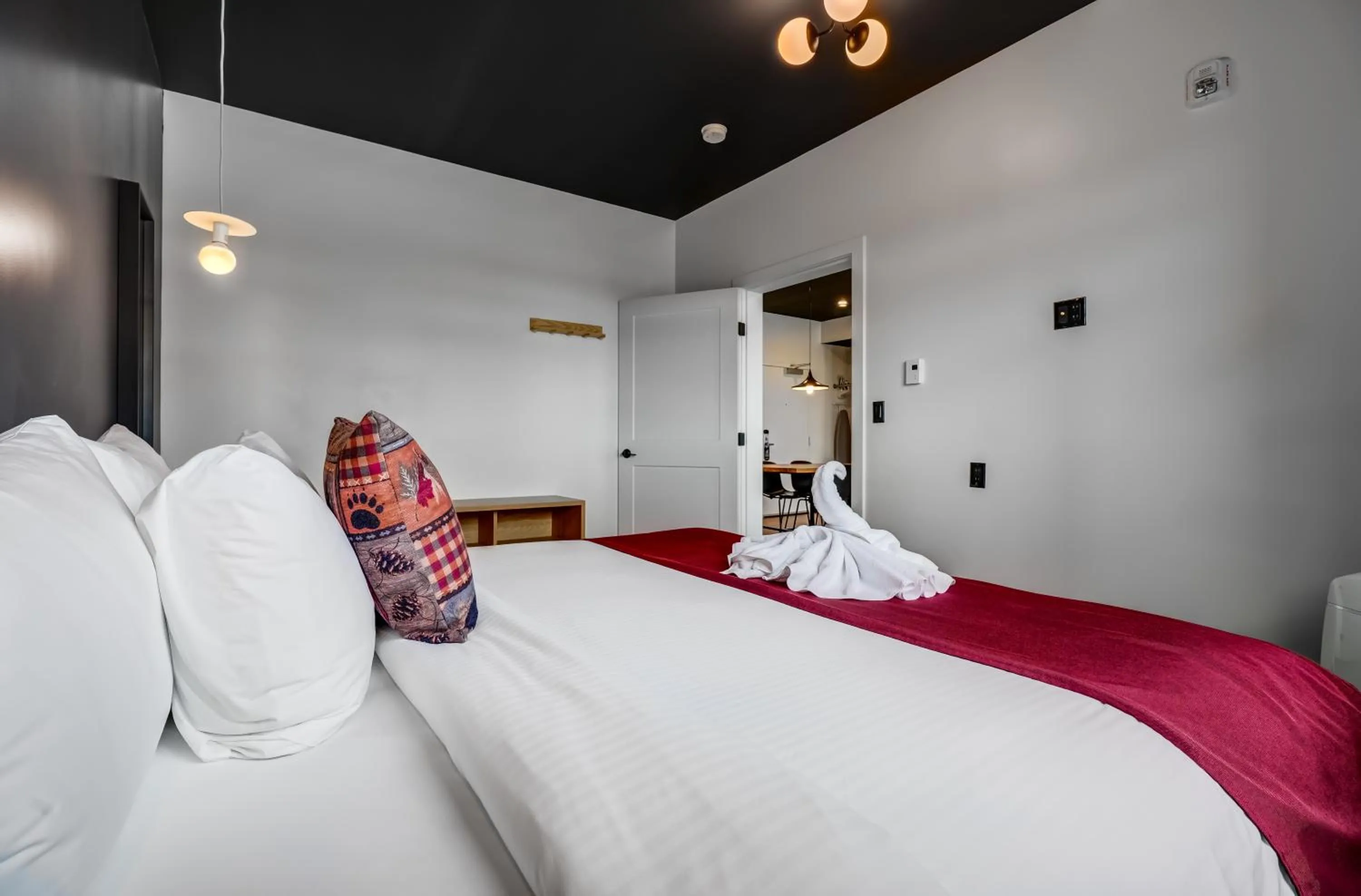 Bedroom, Bed in Raven Inn Whitehorse