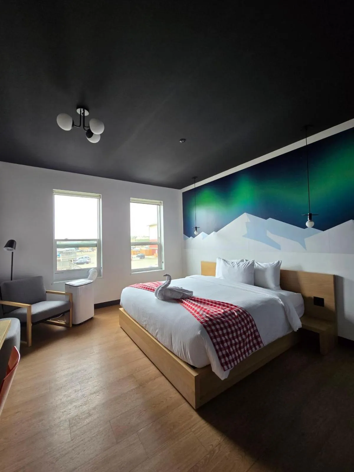 Deluxe King Room in Raven Inn Whitehorse