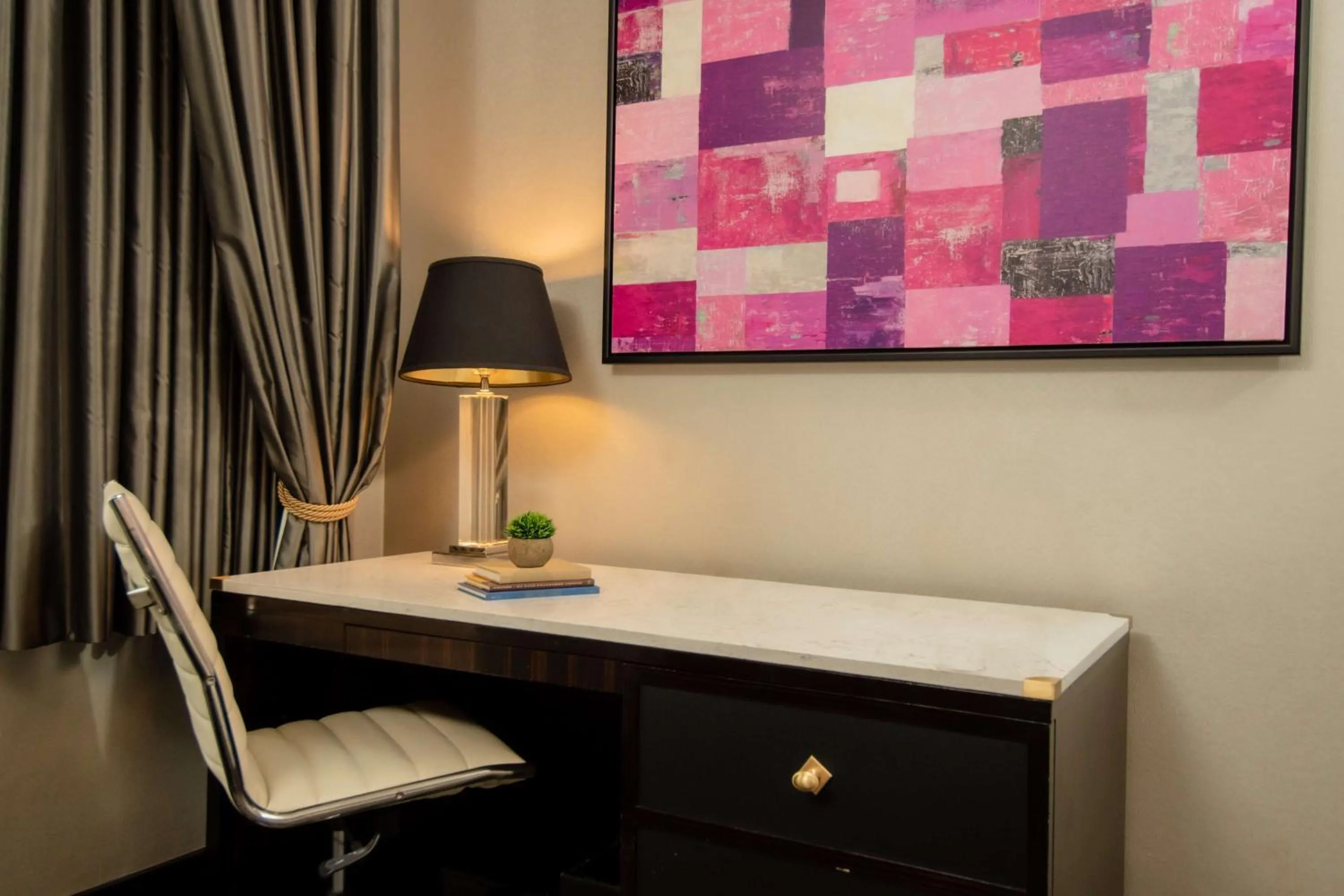 Photo of the whole room in The Allegro Royal Sonesta Hotel Chicago Loop