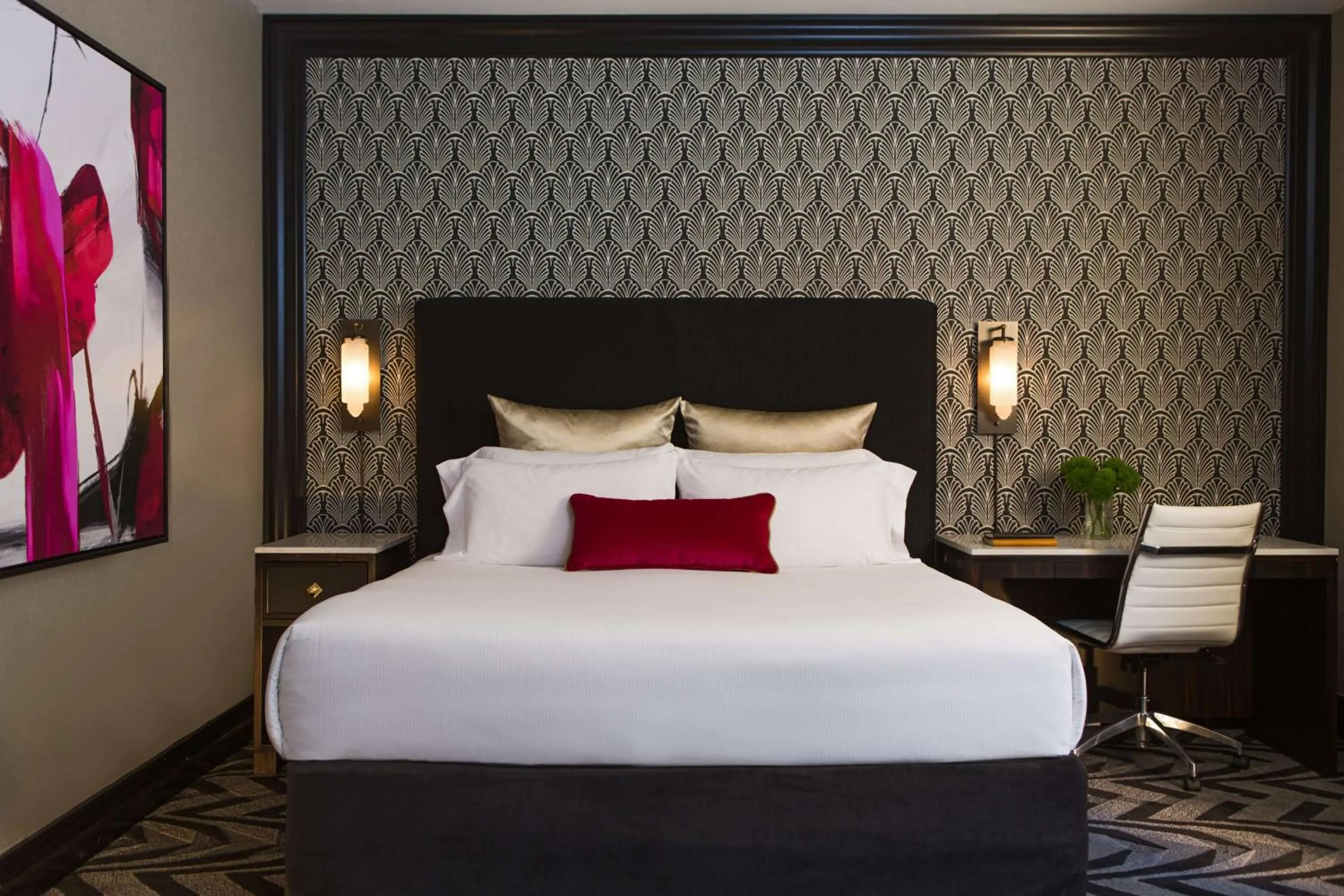 Photo of the whole room, Bed in The Allegro Royal Sonesta Hotel Chicago Loop