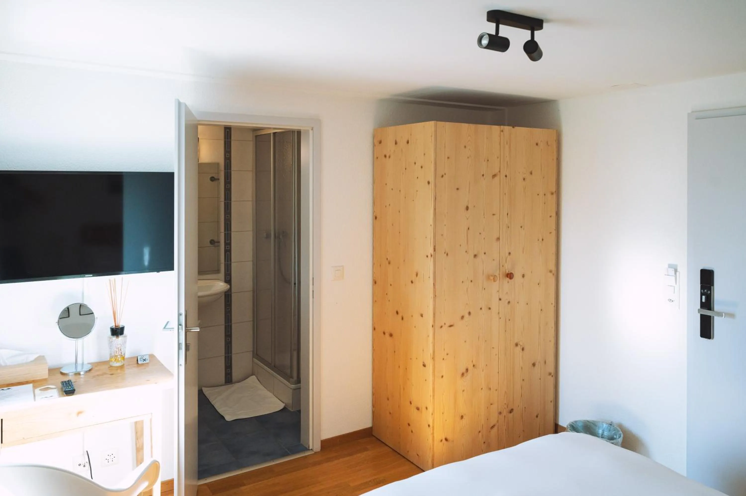 wardrobe, Bed in Les Montagnards