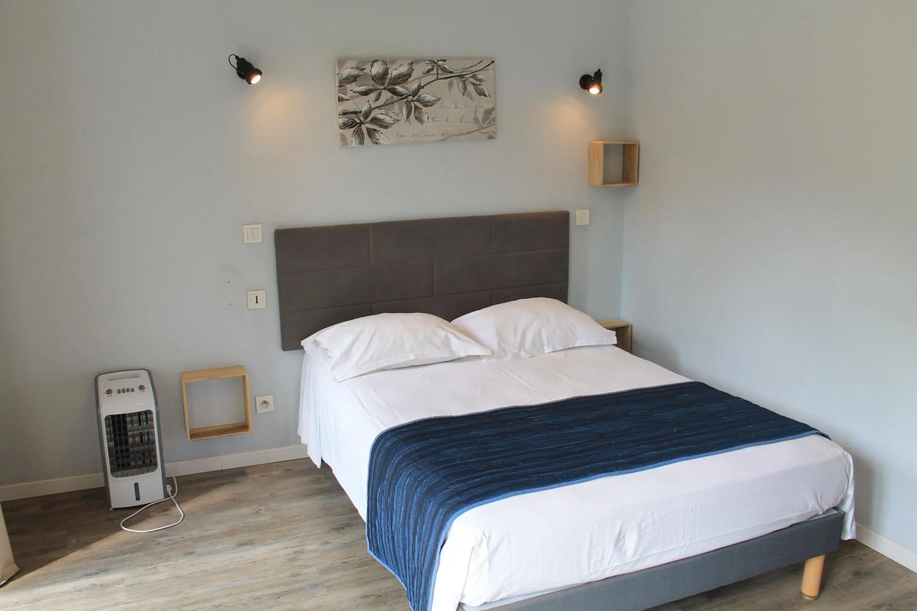 Bed in Logis Hôtel Le Saint Clément