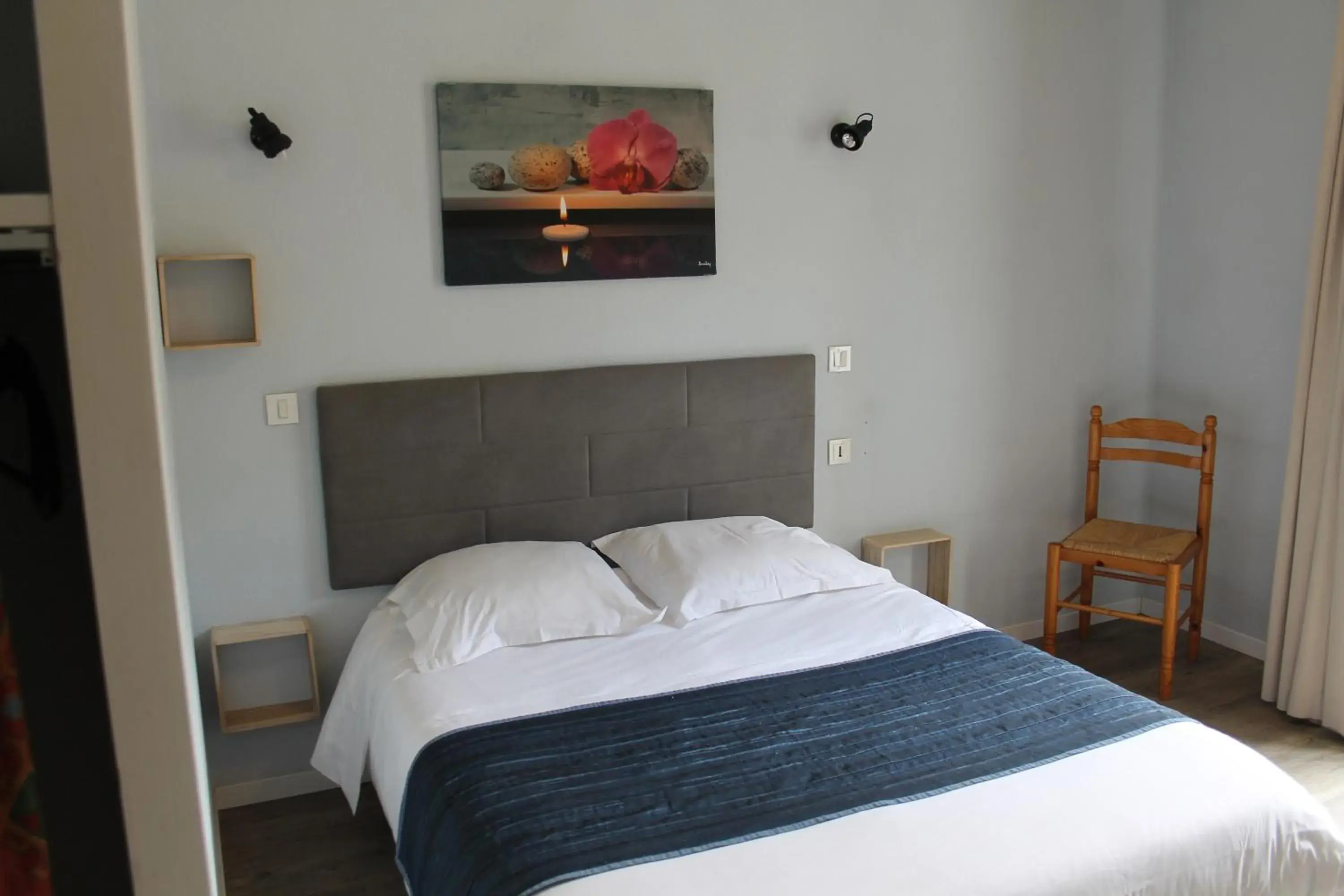 Double Room in Logis Hôtel Le Saint Clément Double Room in Logis Hôtel Le Saint Clément