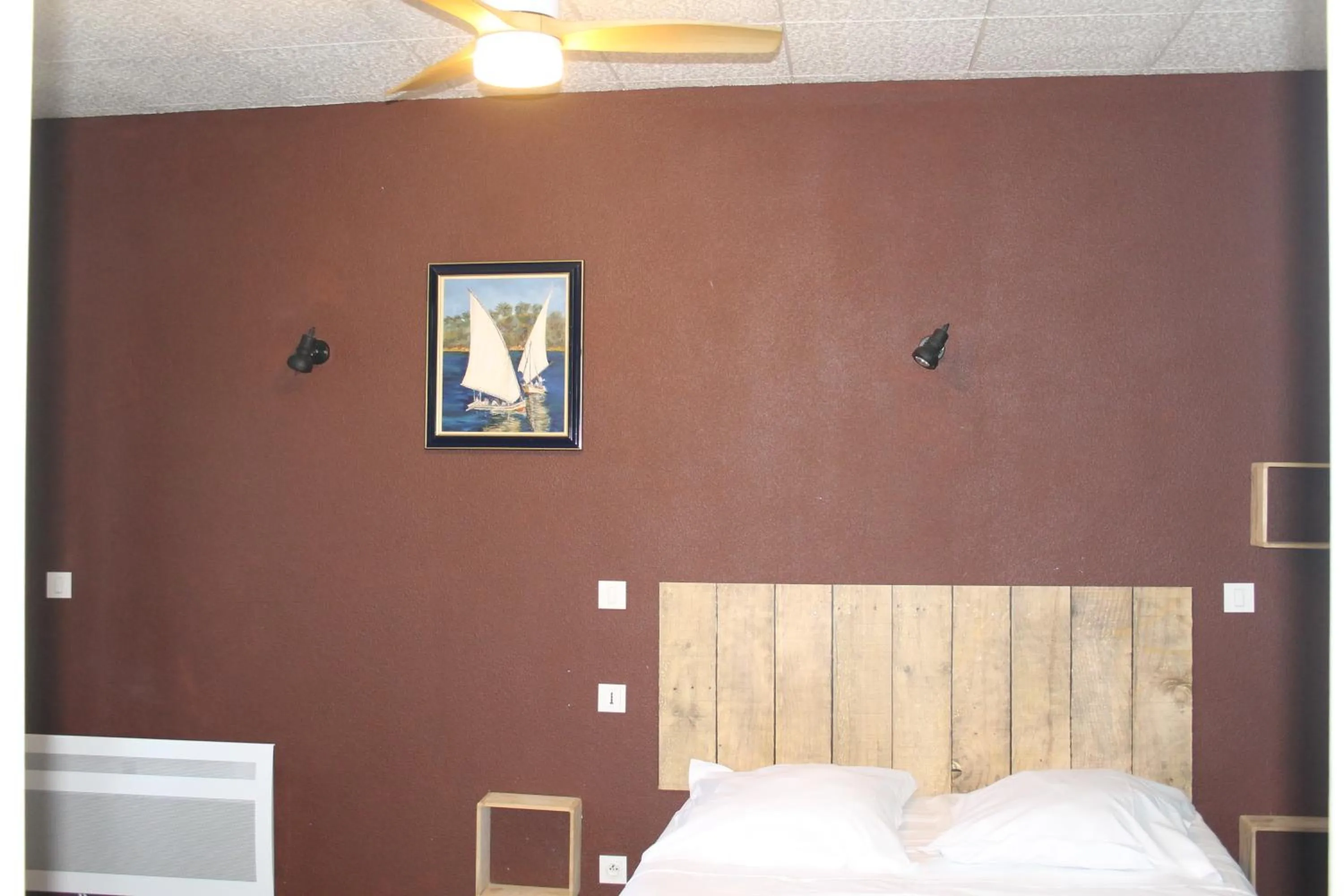 Bed in Logis Hôtel Le Saint Clément