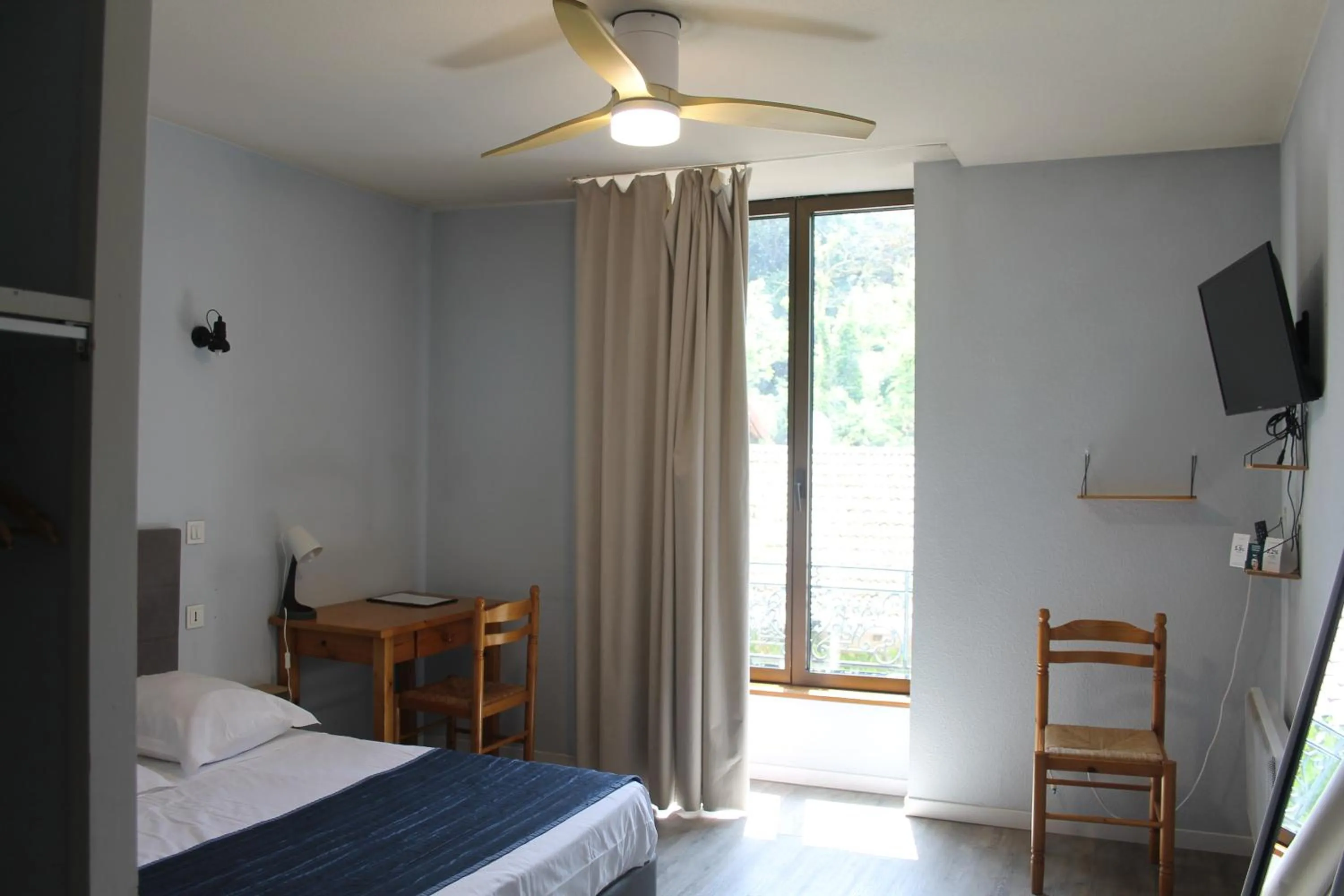 Bed in Logis Hôtel Le Saint Clément