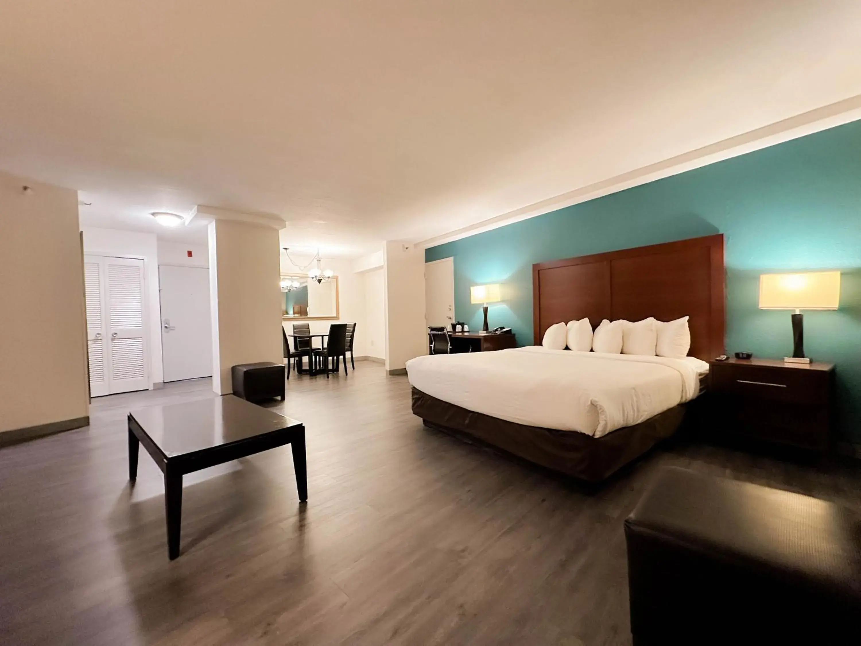 Superior King Room - Non Smoking in Comfort Inn & Suites Kissimmee by the Parks Superior King Room - Non Smoking in Comfort Inn & Suites Kissimmee by the Parks