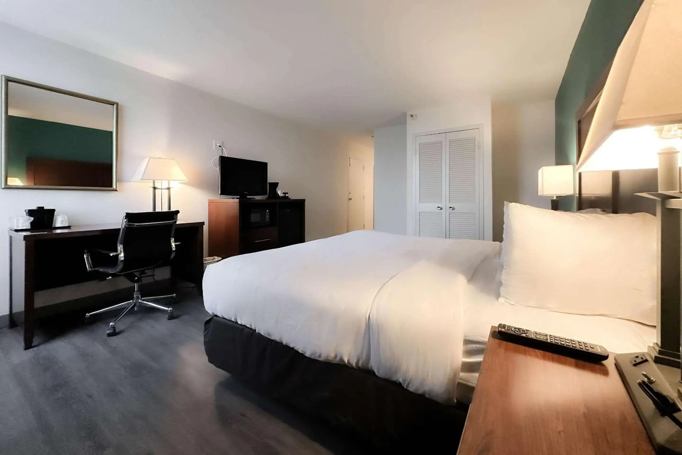 Deluxe King Room with Sofa Bed in Comfort Inn & Suites Kissimmee by the Parks Deluxe King Room with Sofa Bed in Comfort Inn & Suites Kissimmee by the Parks