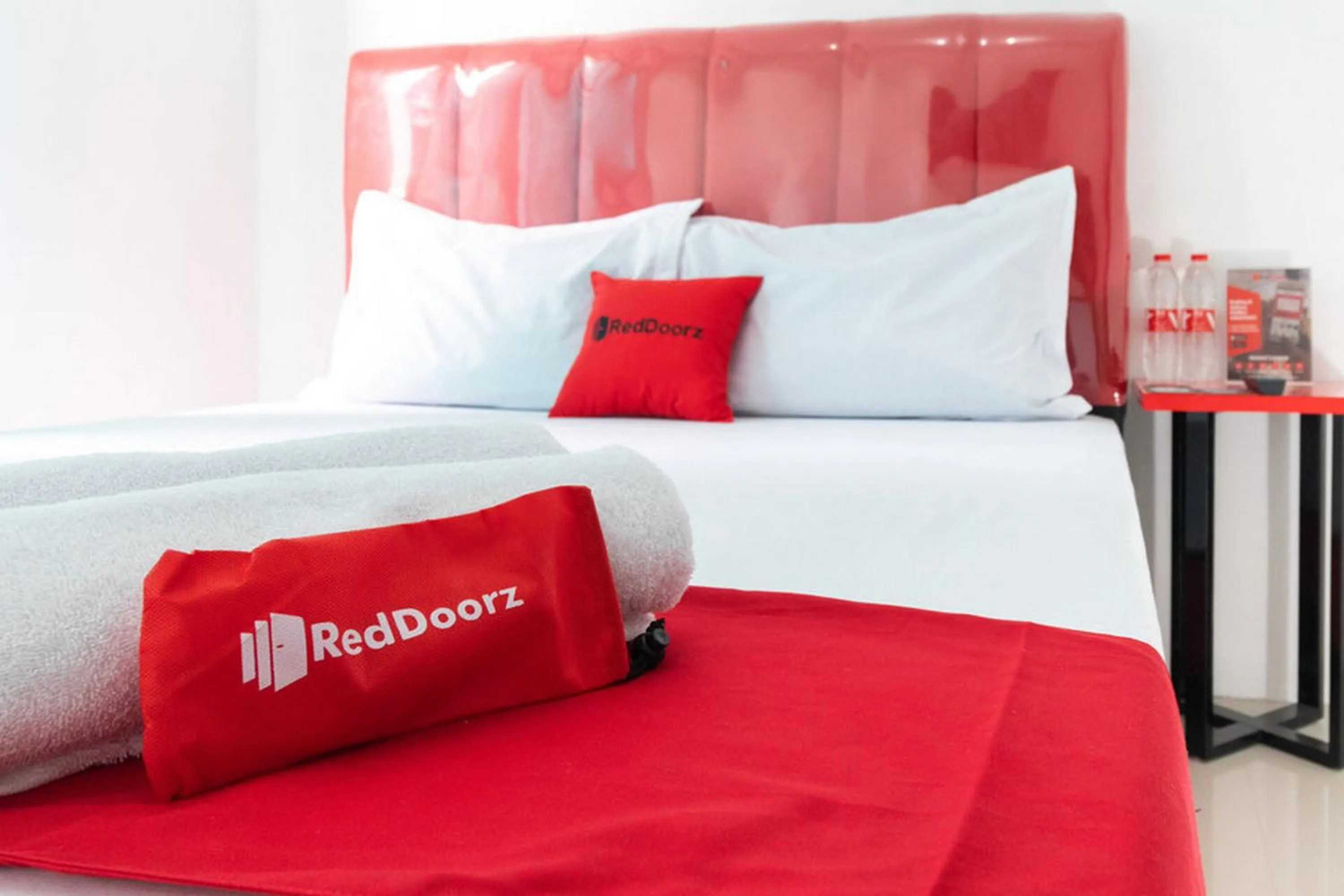 Bedroom, Bed in RedDoorz @ Jalan Dr Mansyur Medan 2