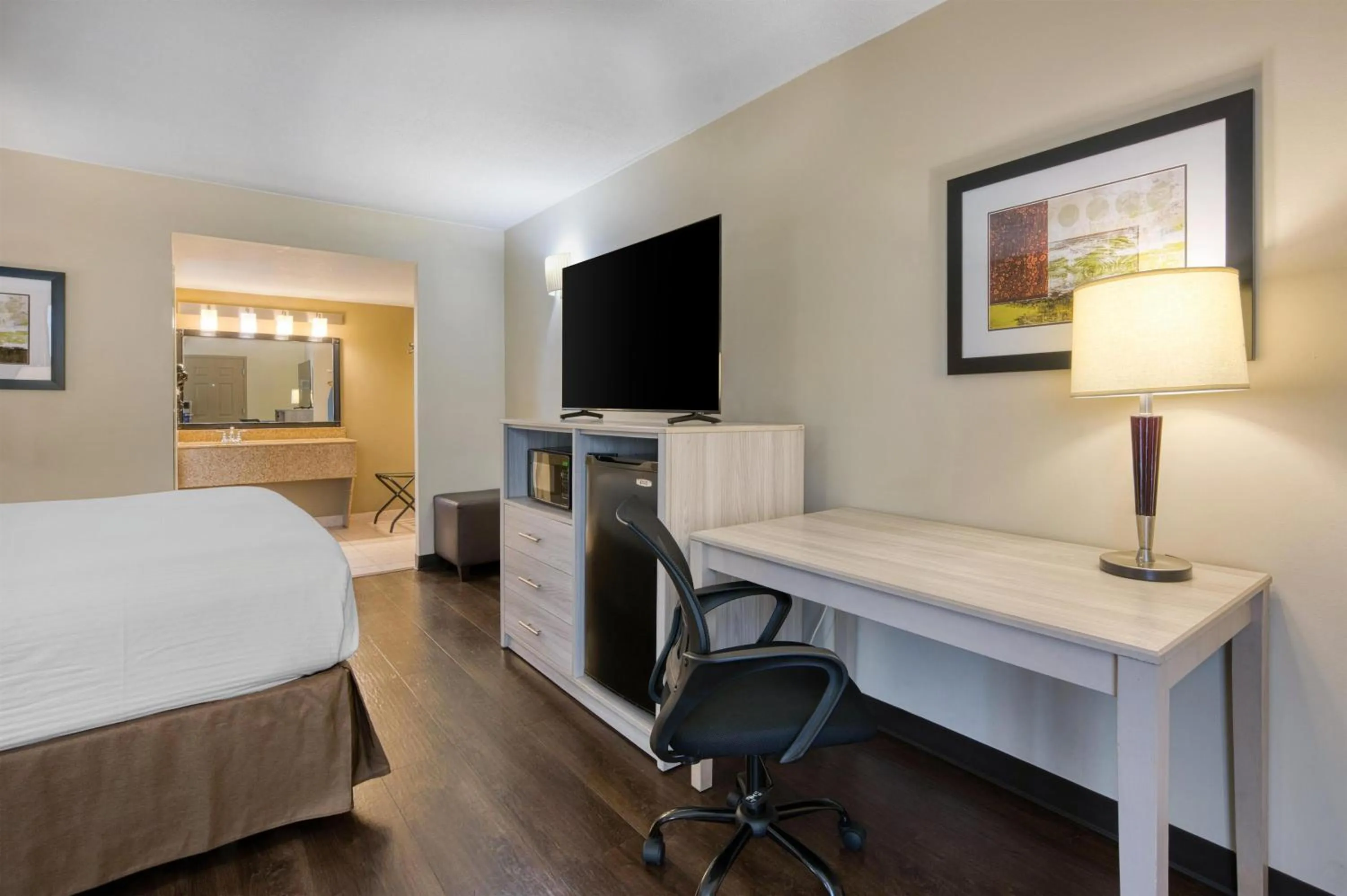 Bedroom, Bed in Best Western Battlefield Inn