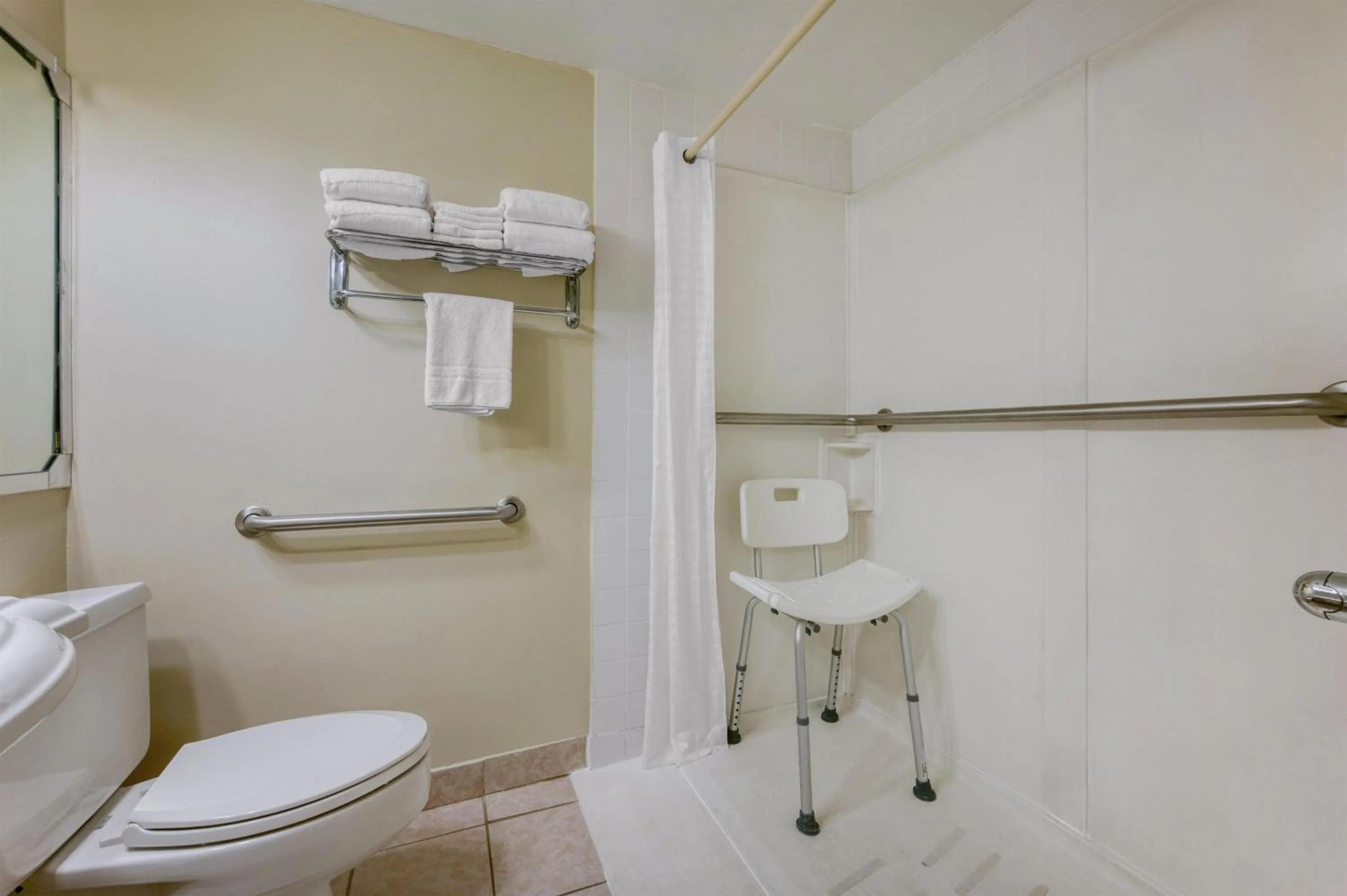 Bathroom in Best Western Battlefield Inn