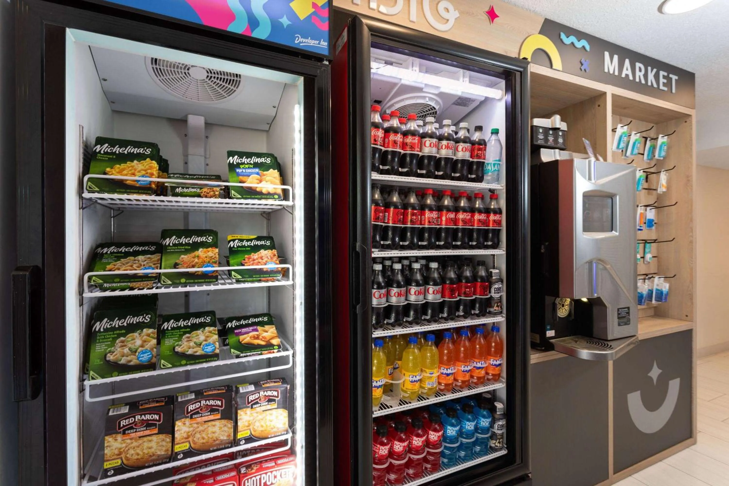 Food and drinks in Howard Johnson by Wyndham Orlando Lake Buena Vista South