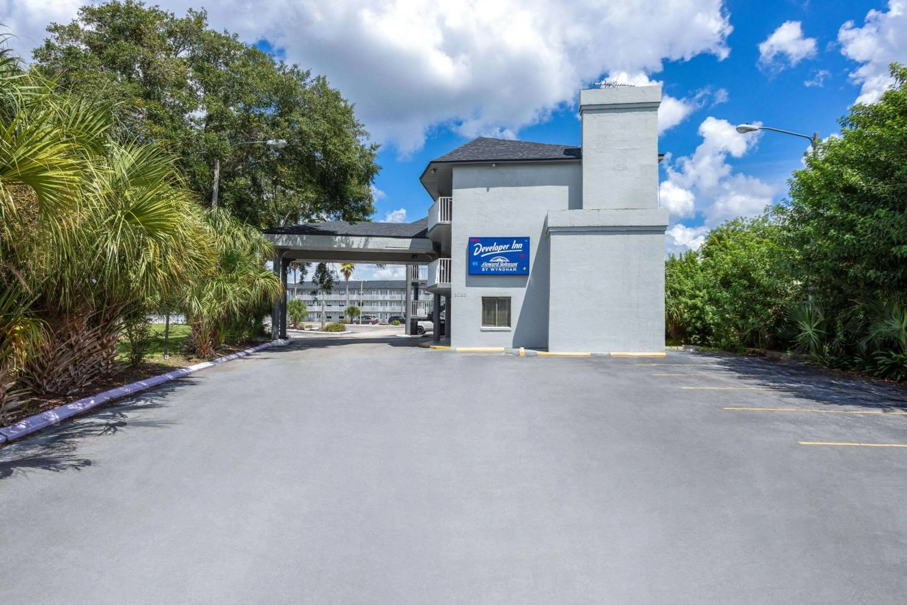 Property building in Howard Johnson by Wyndham Orlando Lake Buena Vista South