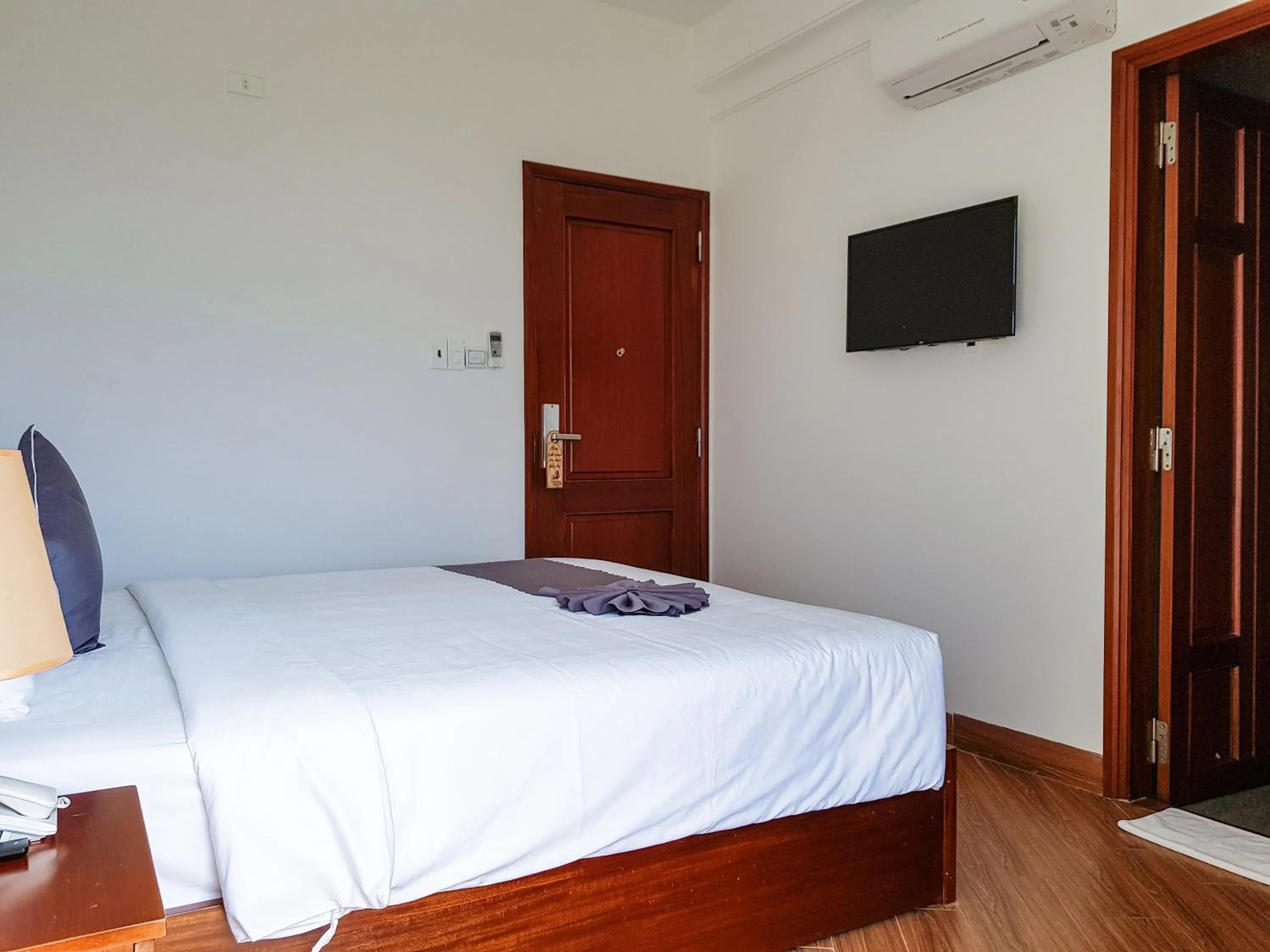 Photo of the whole room, Bed in Thanh Van Hotel Quy Nhon