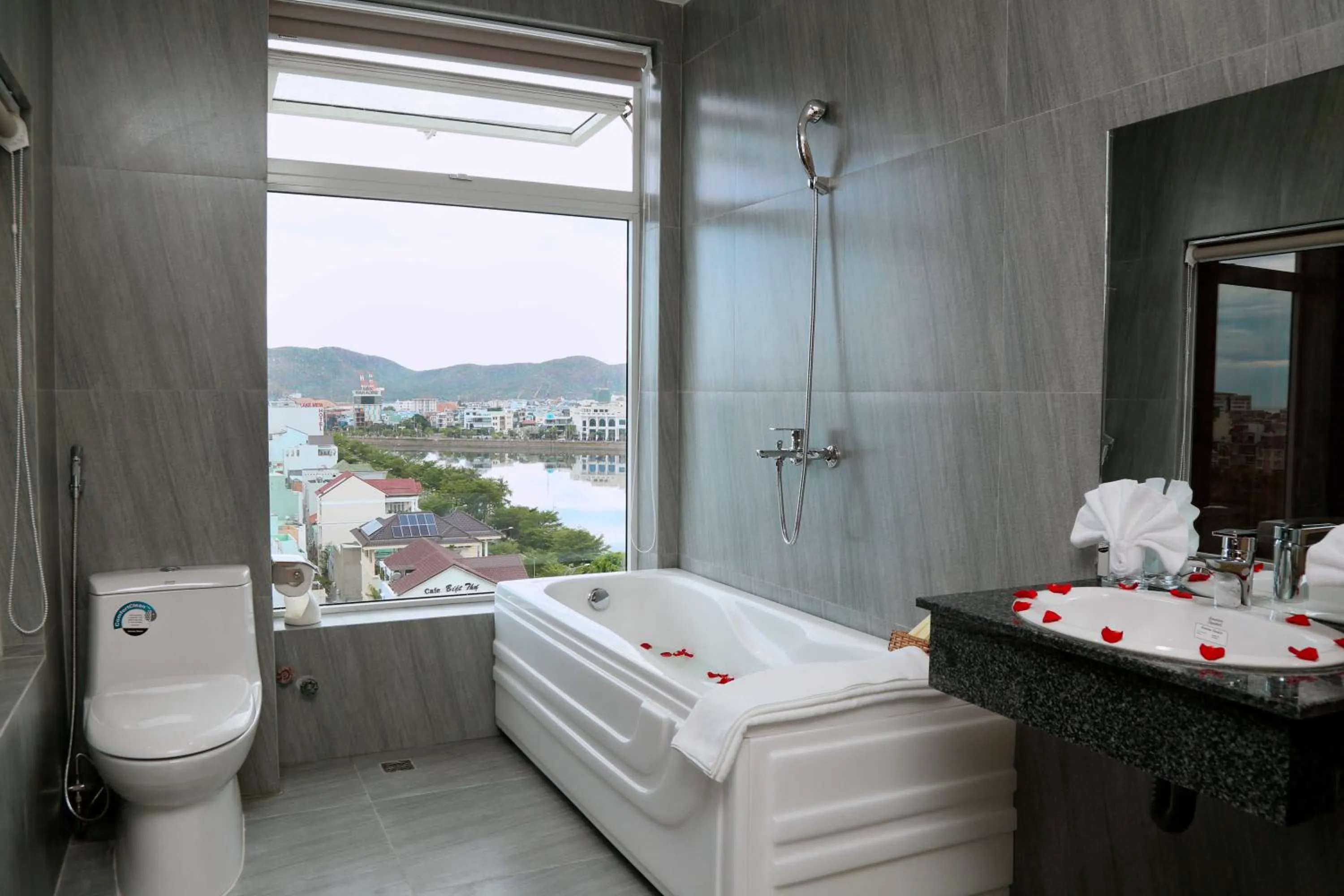 Bathroom, Bed in Thanh Van Hotel Quy Nhon