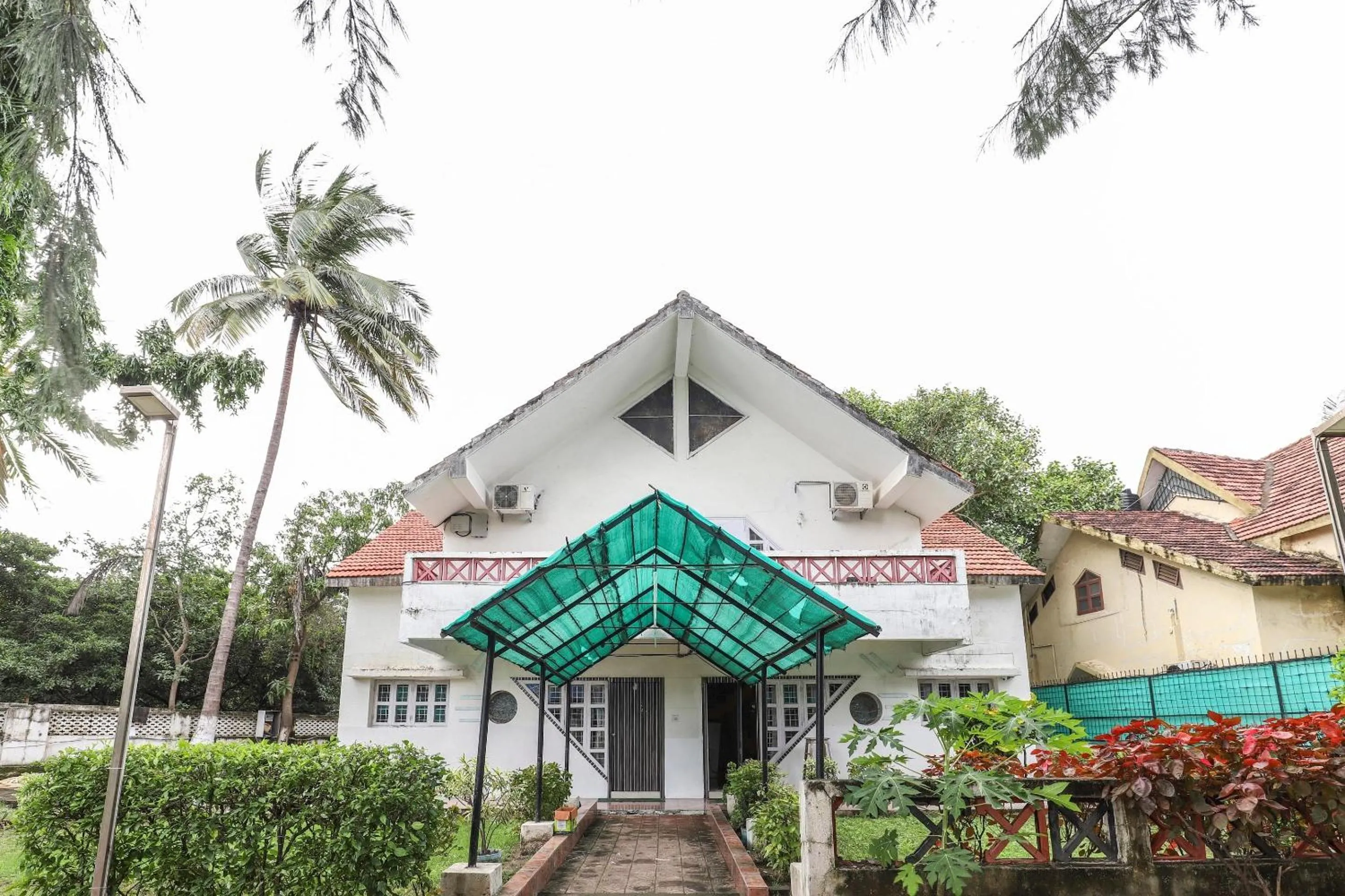 Facade/entrance in Hotel O Nova Dumas Homestay