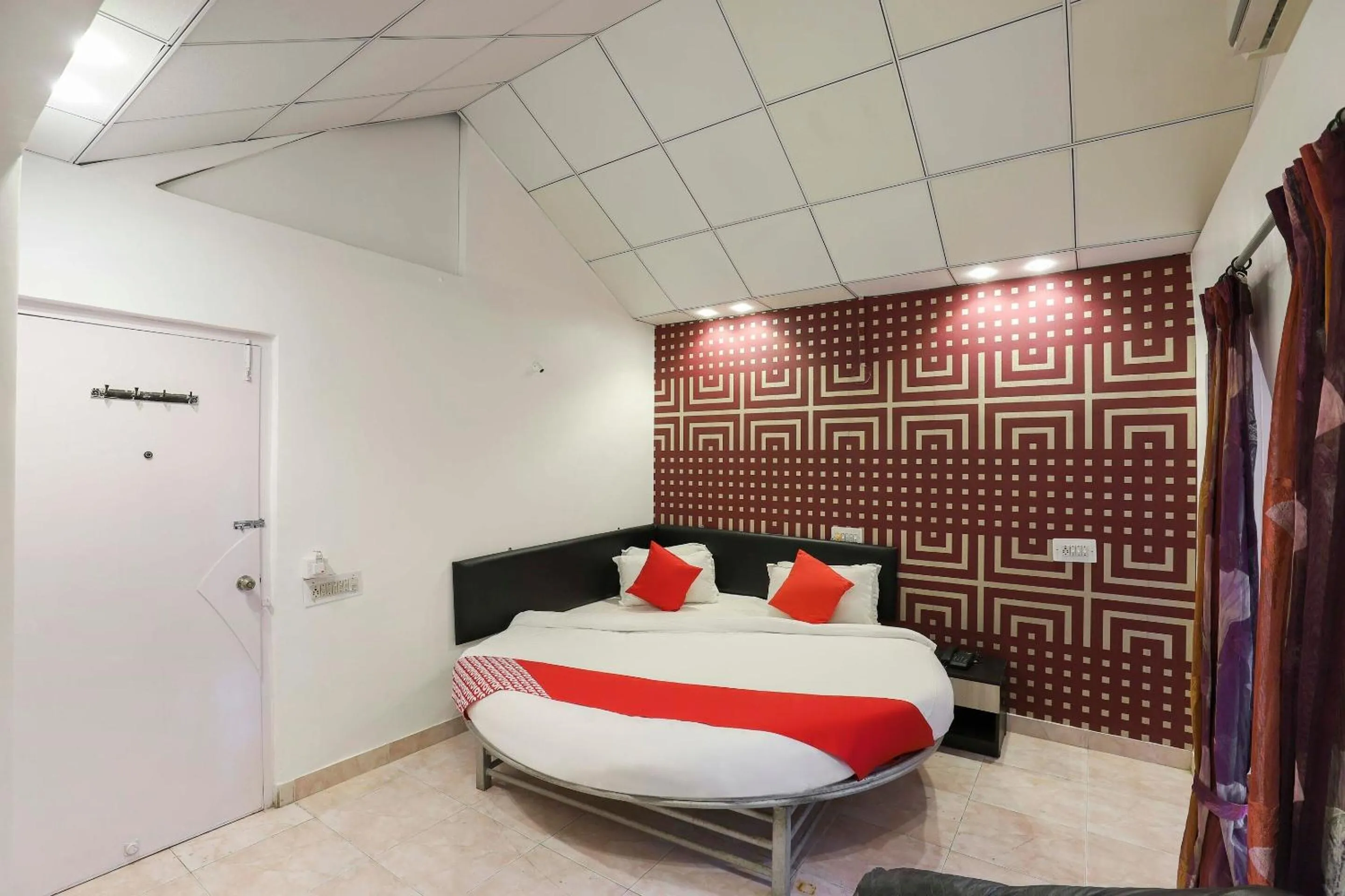 Bedroom, Bed in Hotel O Nova Dumas Homestay