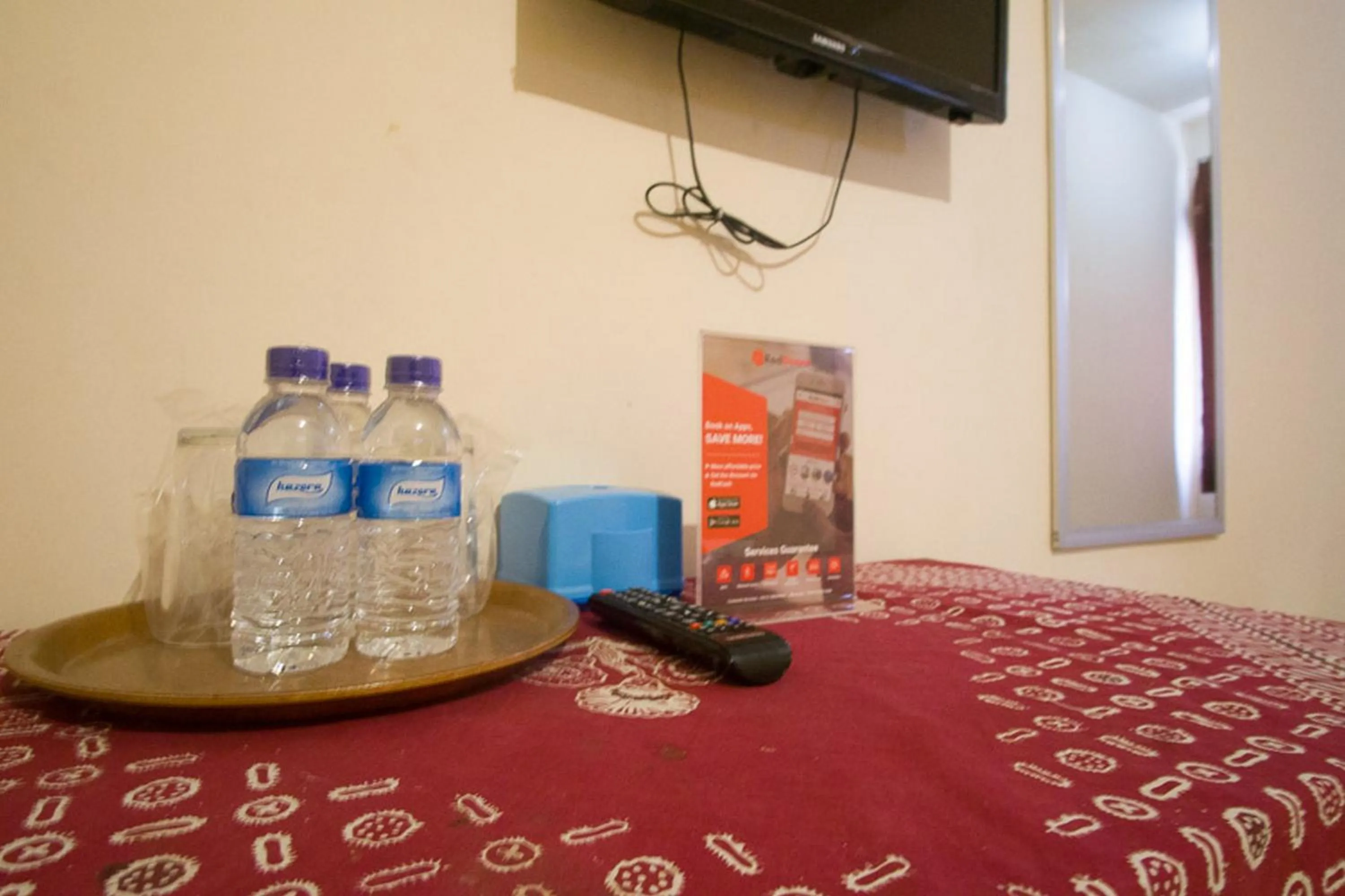 TV and multimedia, Bed in RedDoorz Syariah @ Jalan Gajah Mada