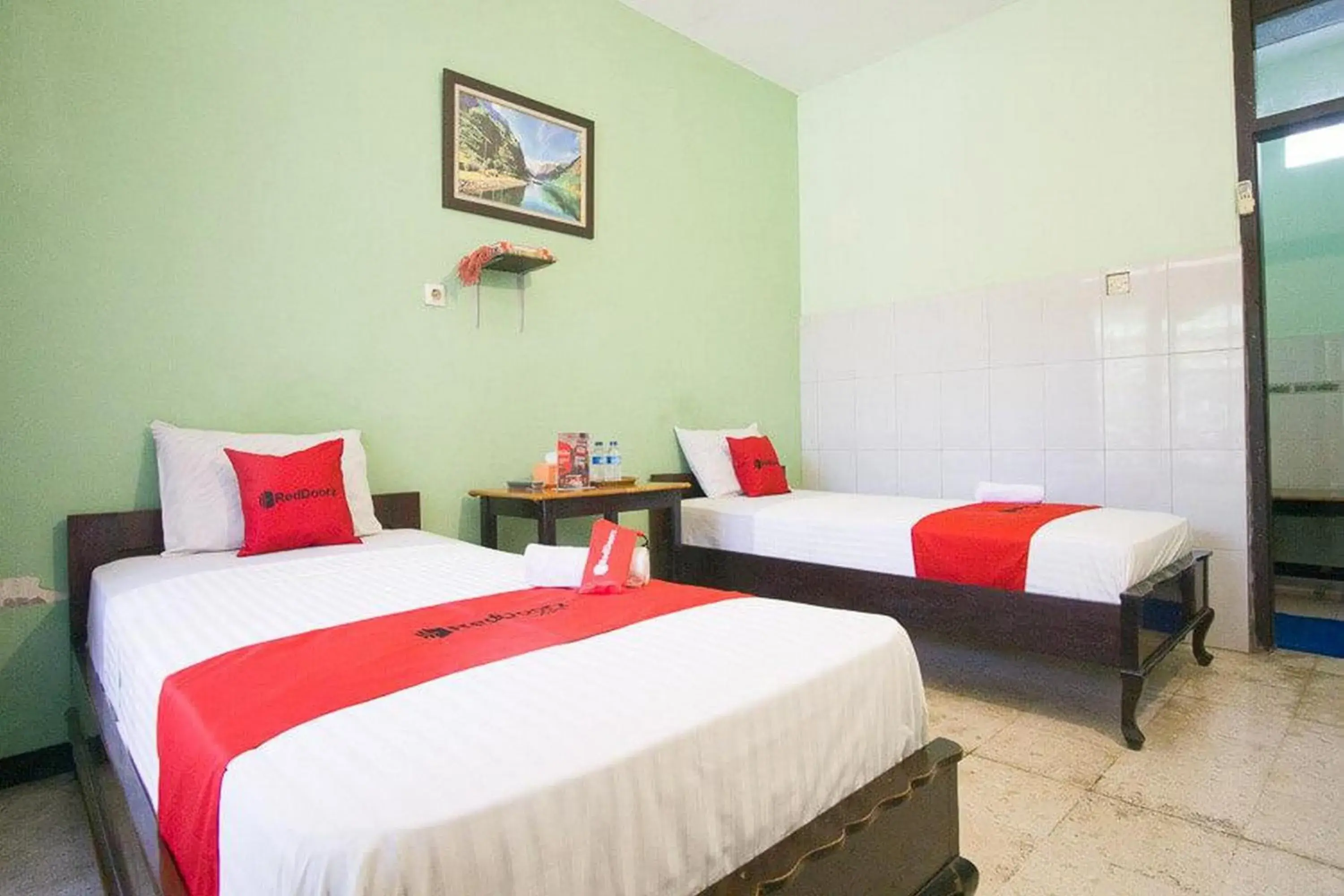 Twin Room in RedDoorz Syariah @ Jalan Gajah Mada Twin Room in RedDoorz Syariah @ Jalan Gajah Mada