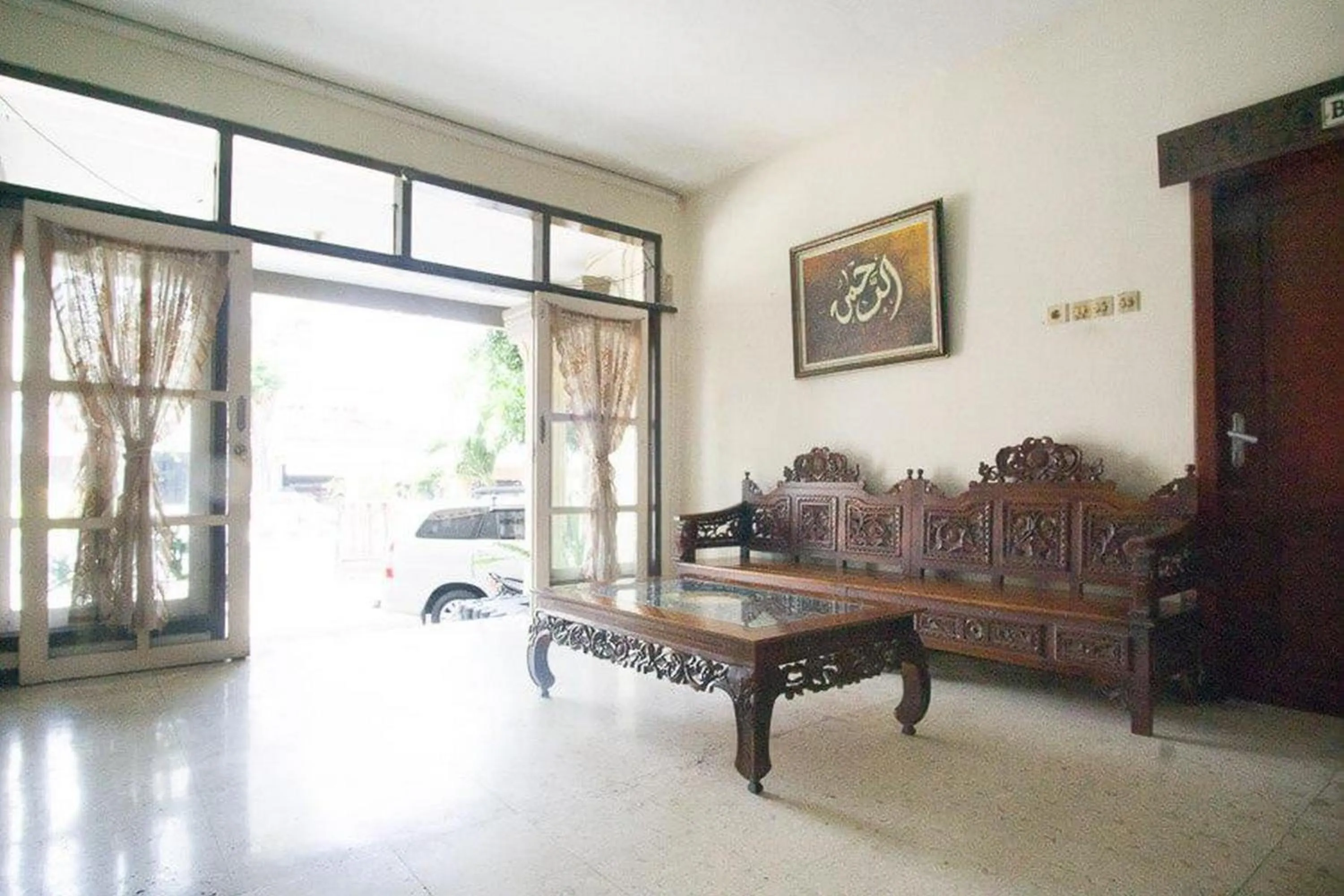 Seating area in RedDoorz Syariah @ Jalan Gajah Mada