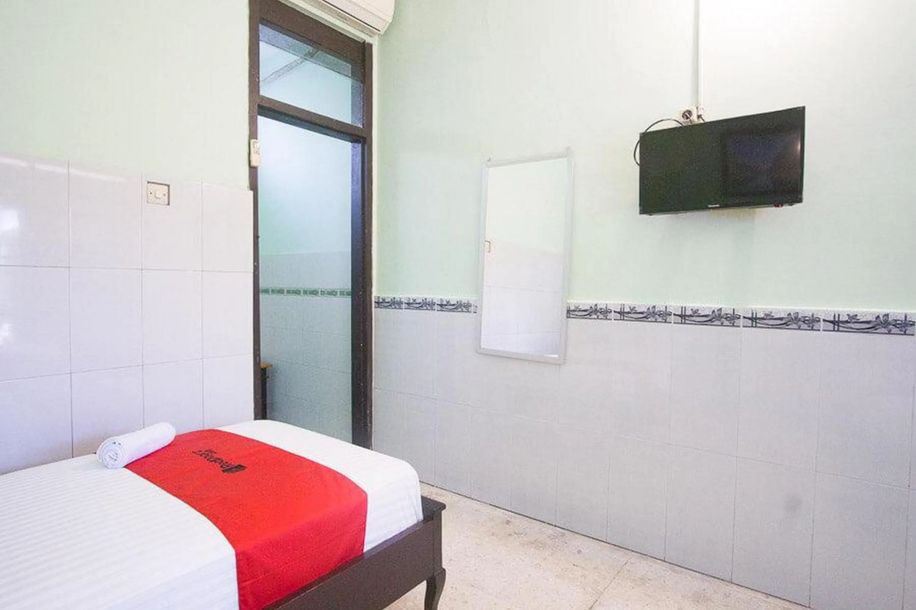 Bedroom, Bed in RedDoorz Syariah @ Jalan Gajah Mada