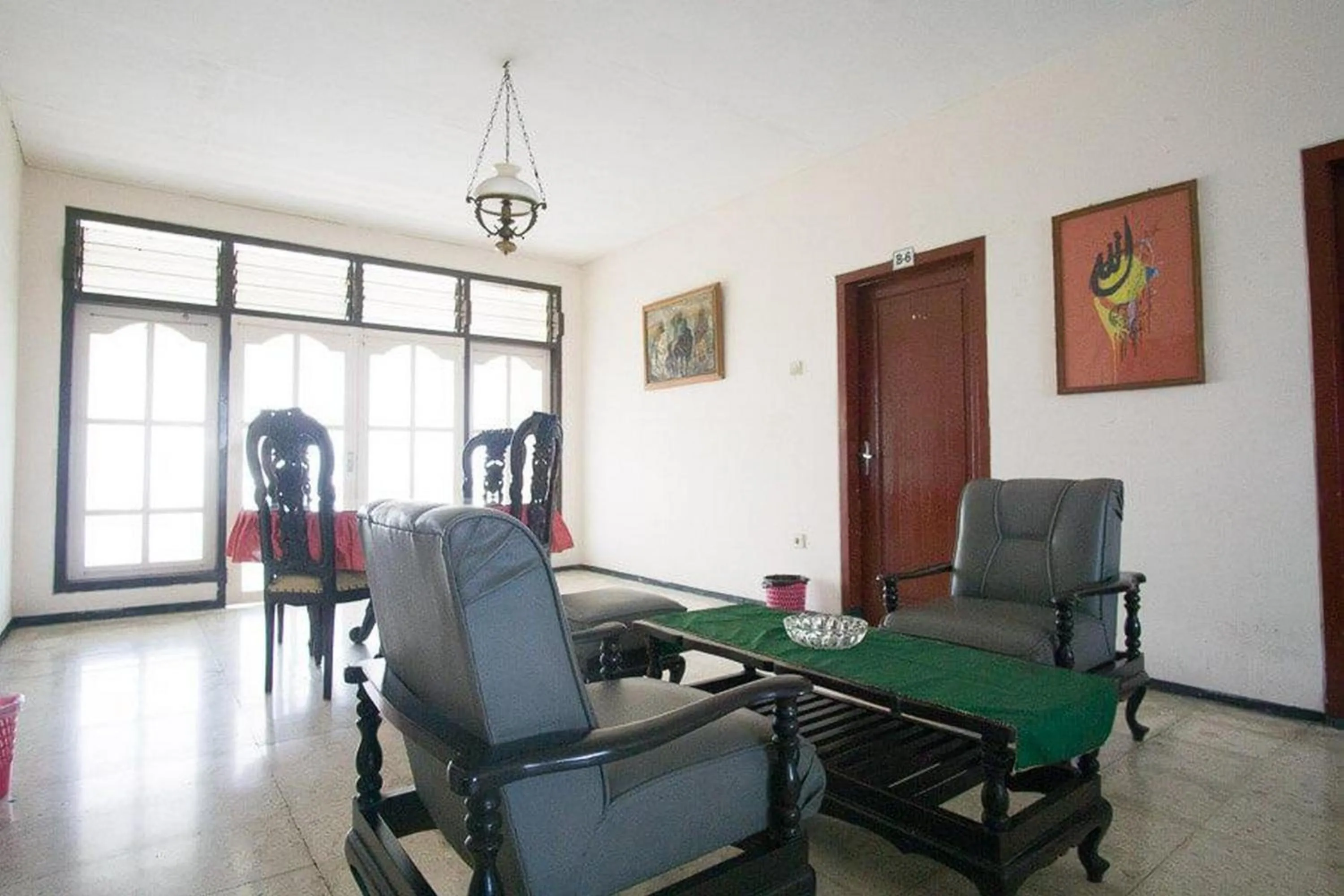 Seating area in RedDoorz Syariah @ Jalan Gajah Mada